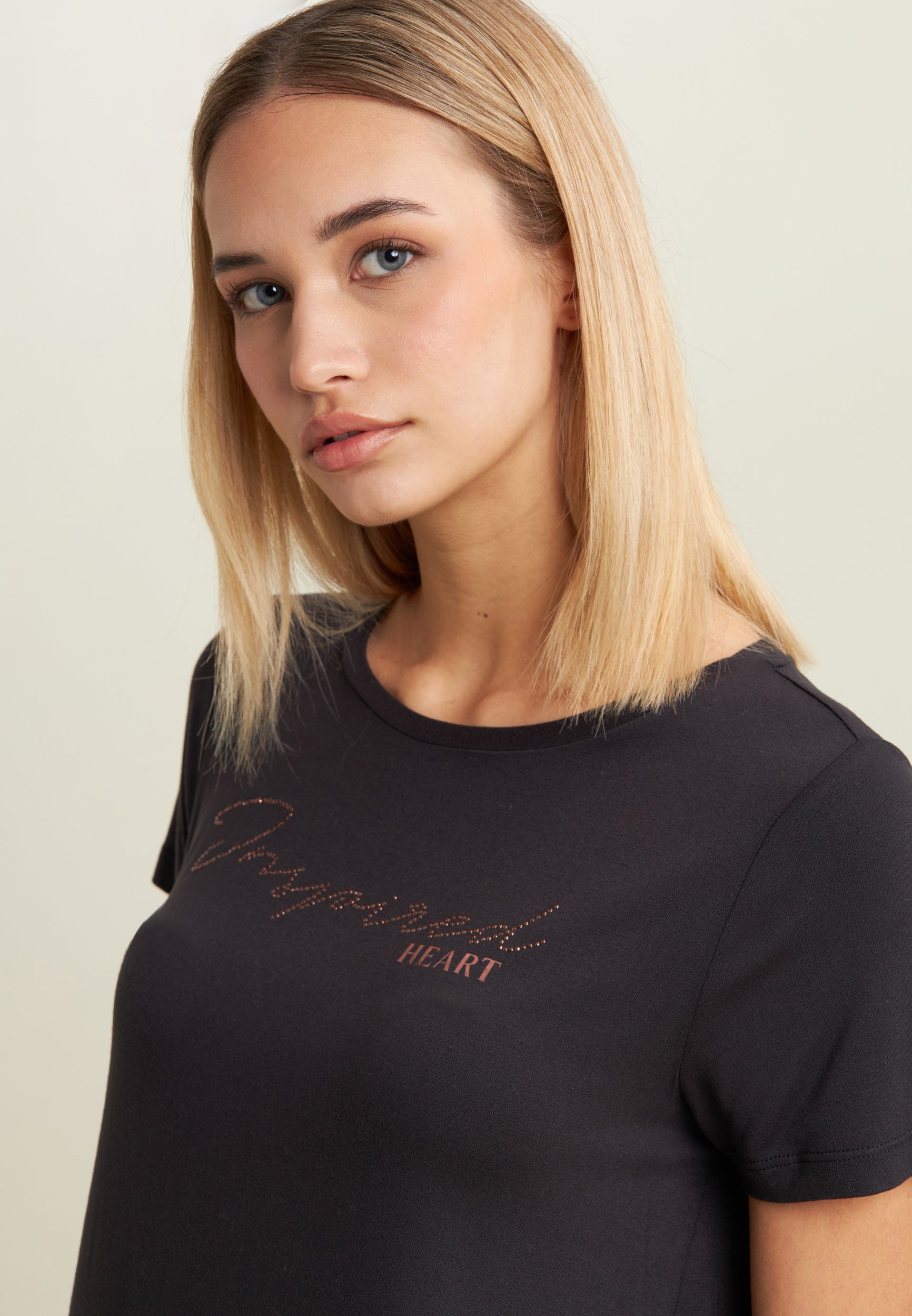 freddy-t-shirt-donna-con-grafica-in-strass-inspired-heart image 4