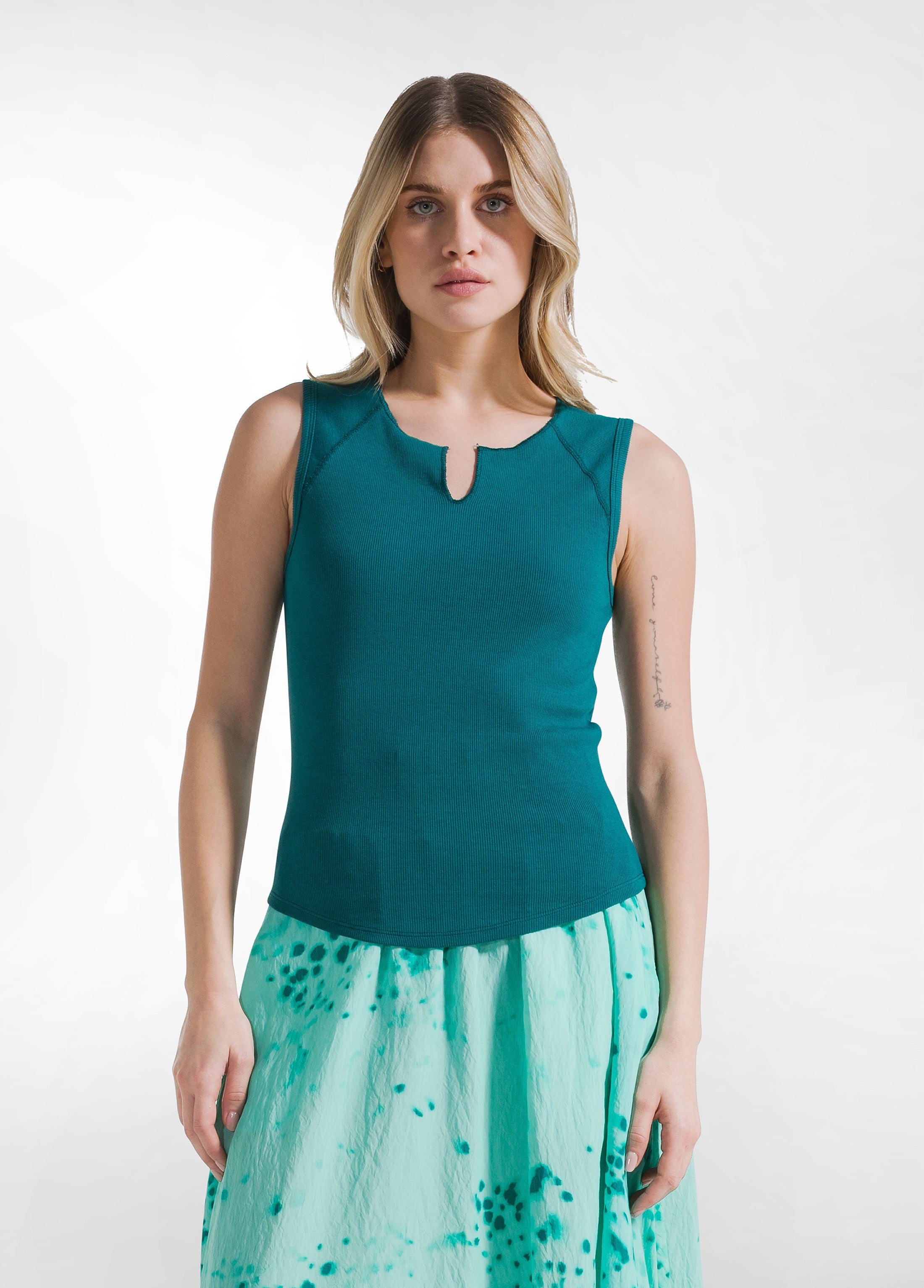 deha-canotta-a-costine-verde-top-cotone-essentials image 1