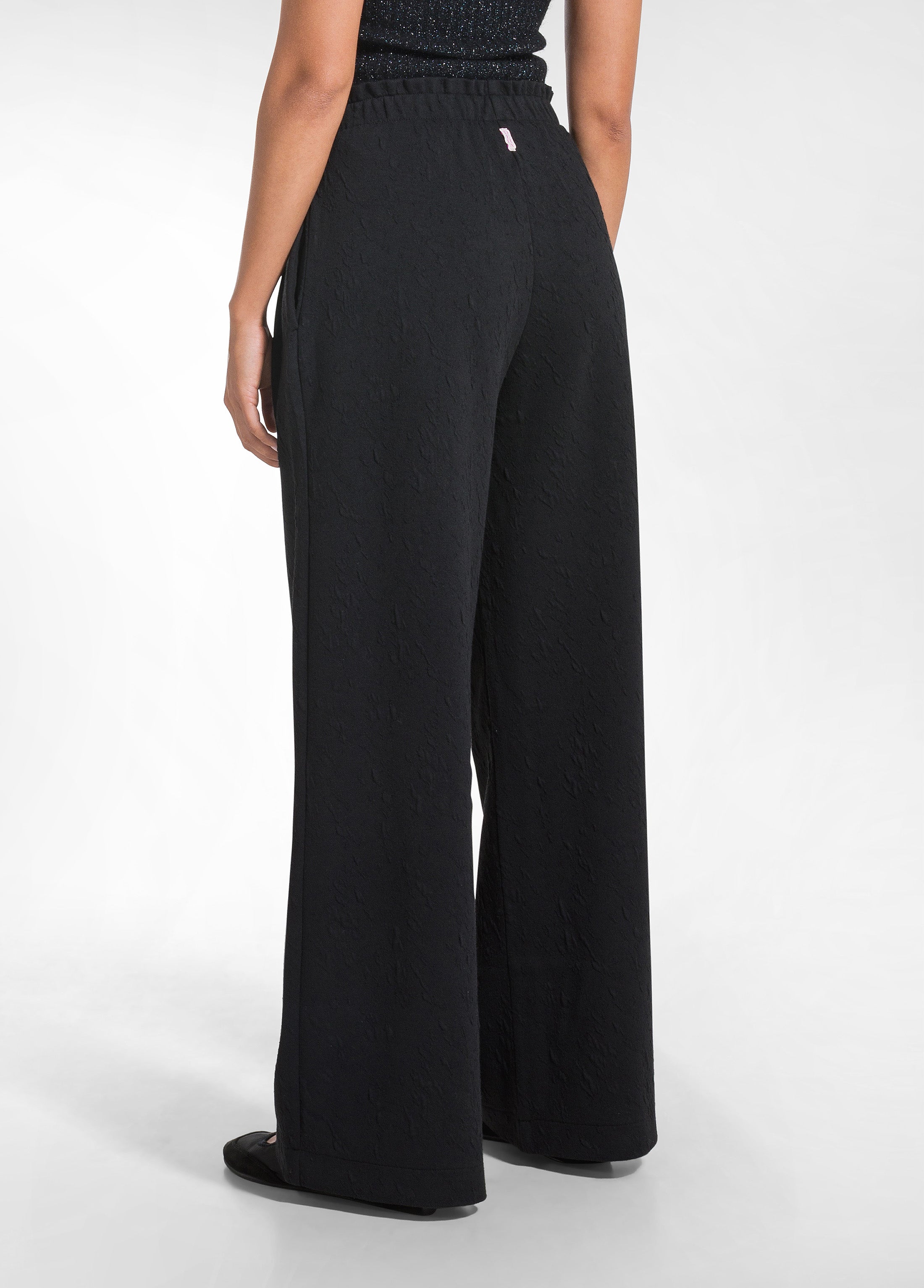 deha-d52526-pantalone-palazzo-matelass-nero-con-pieghe image 3