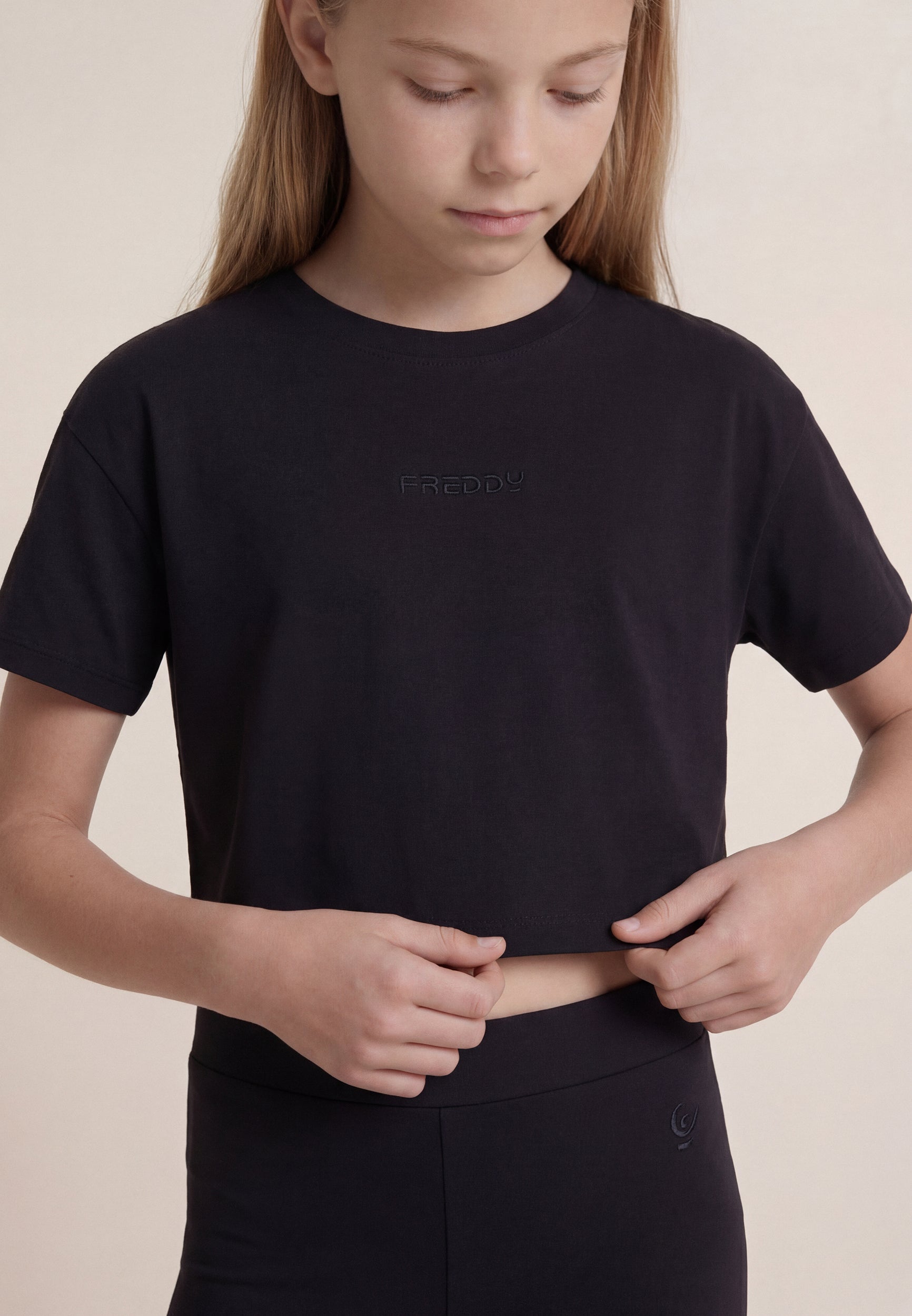 freddy-t-shirt-cropped-logo-ricamato-bambina-e-ragazza image 4