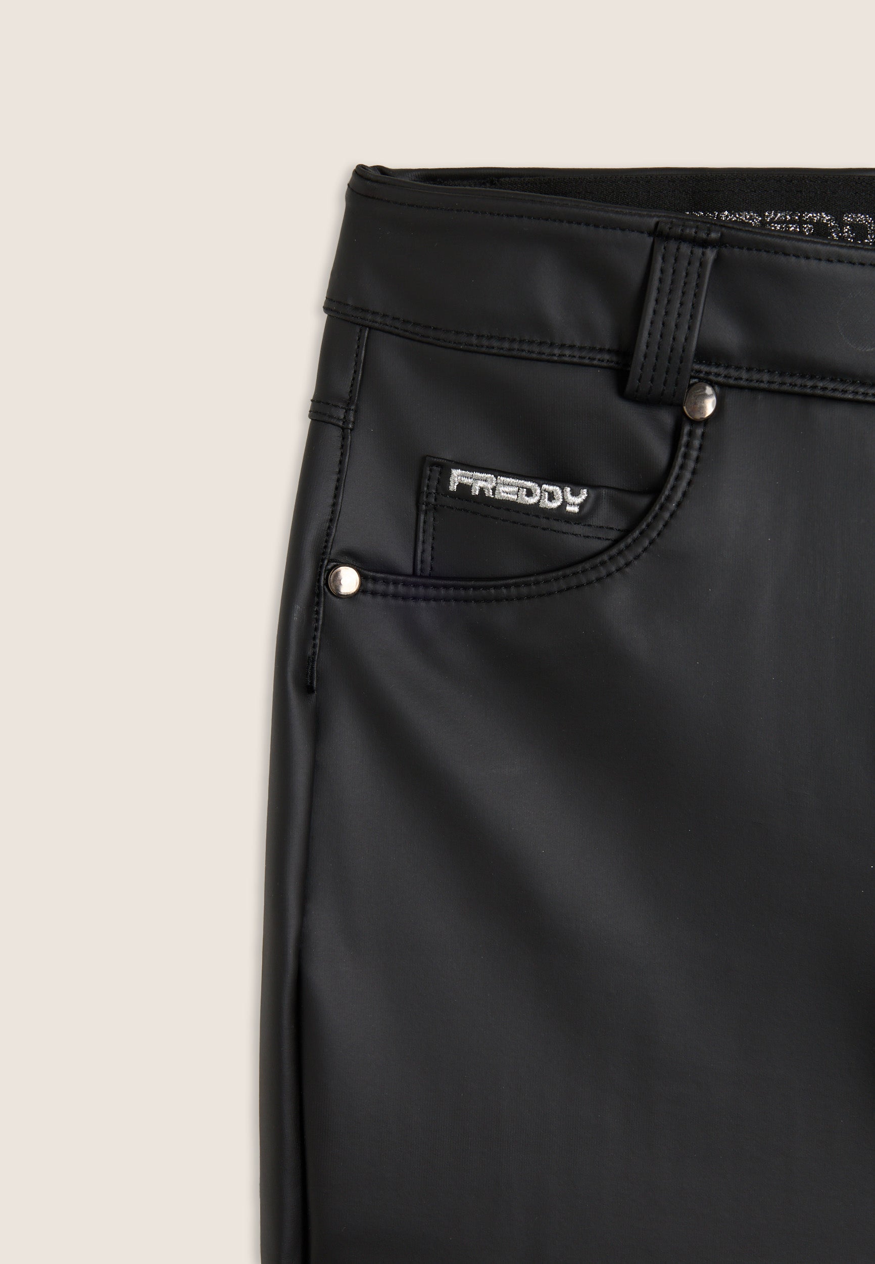 freddy-pantaloni-skinny-donna-in-similpelle-con-logo-ricamato image 3