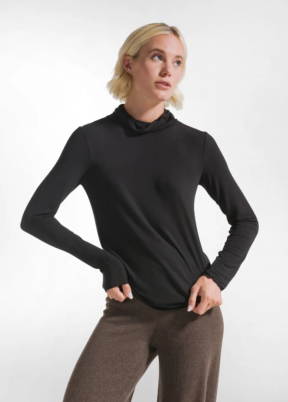 deha-a00761-t-shirt-a-collo-alto-manica-lunga-in-misto-cashmere-nero image 1