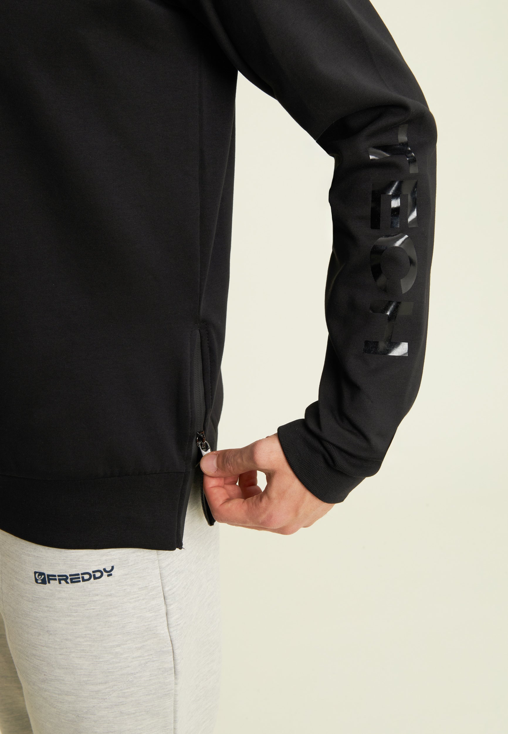 freddy-felpa-uomo-girocollo-regular-con-zip-laterale-e-stampe-maniche image 4