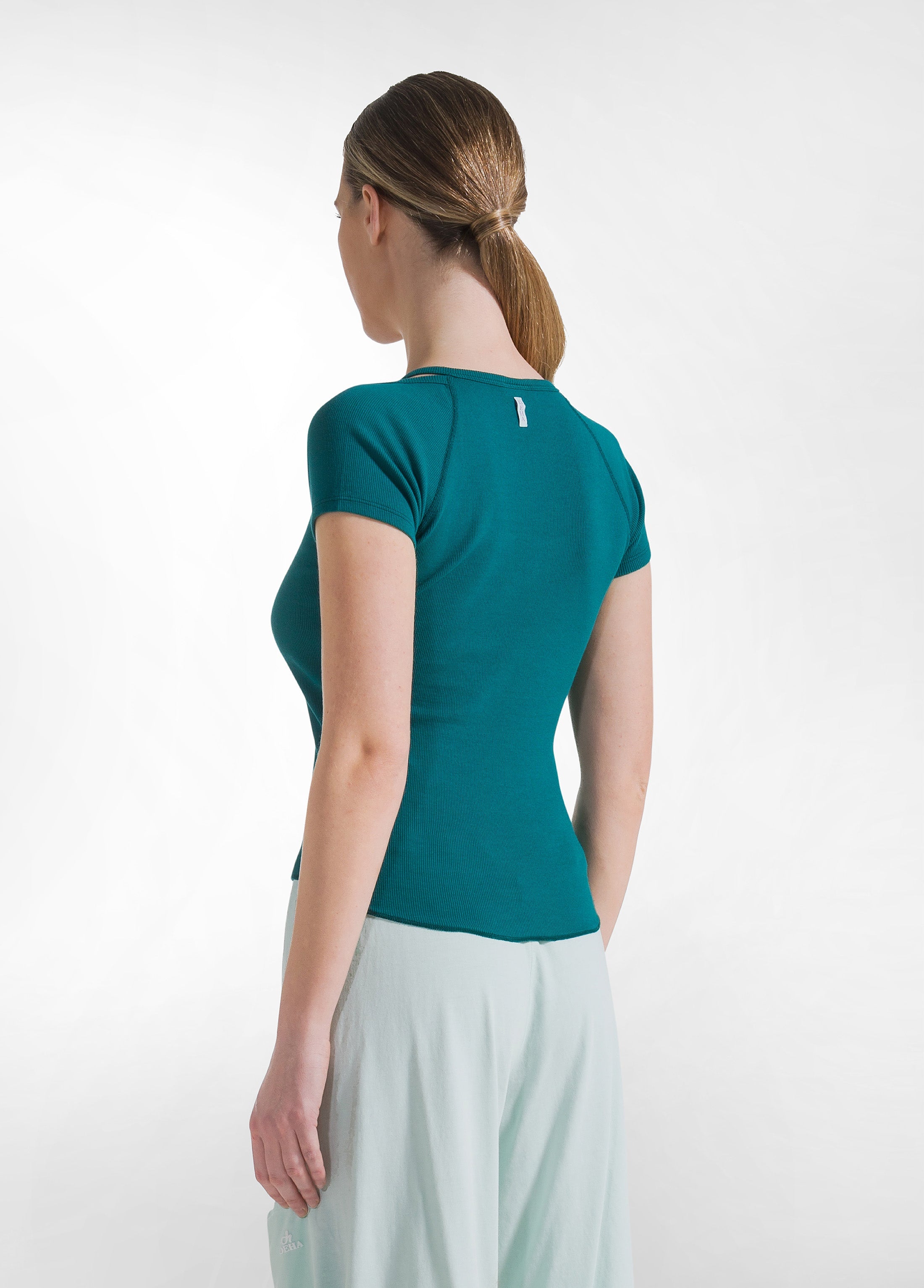 deha-t-shirt-aderente-in-costina-verde-in-cotone-biologico-stretch image 2