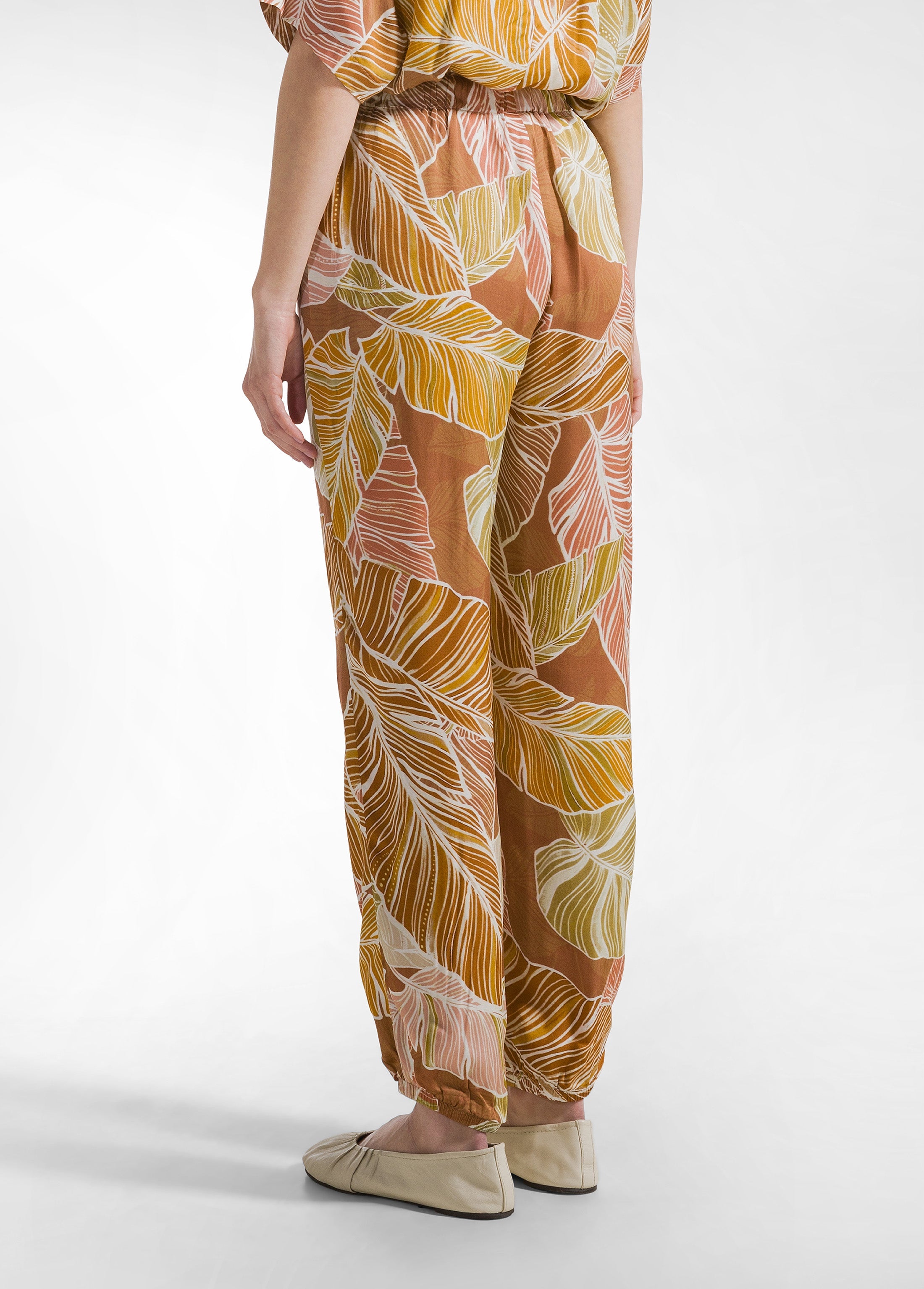 deha-pantalone-jogger-in-raso-stampato-marrone image 3