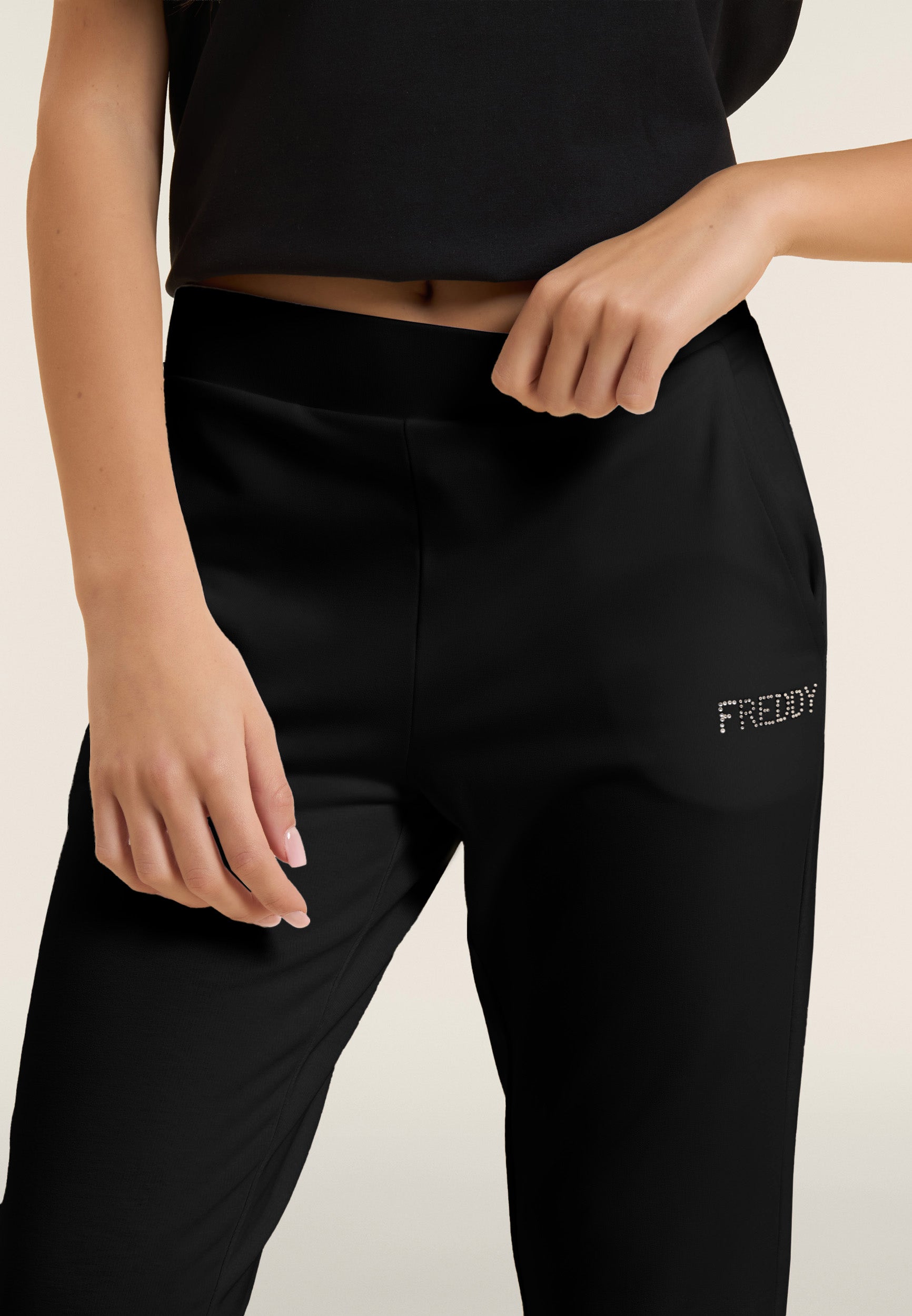 freddy-pantaloni-sportivi-cropped-regular-con-risvolto-e-strass image 4