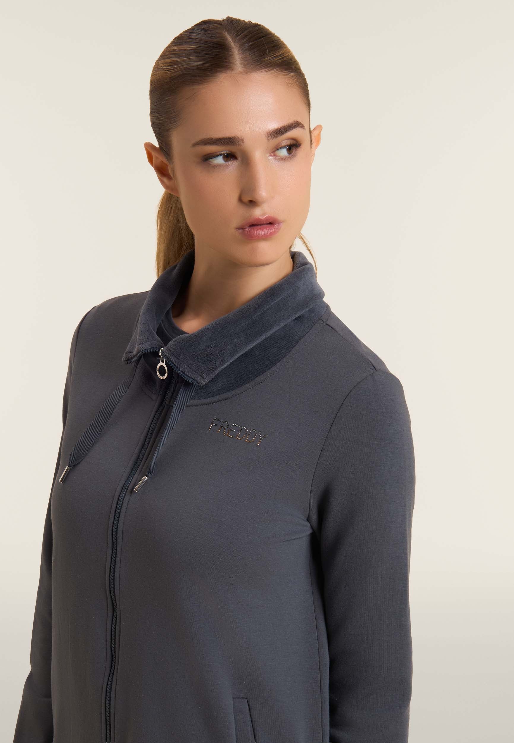 freddy-felpa-donna-full-zip-collo-alto-velluto-con-spacchi-e-strass image 4