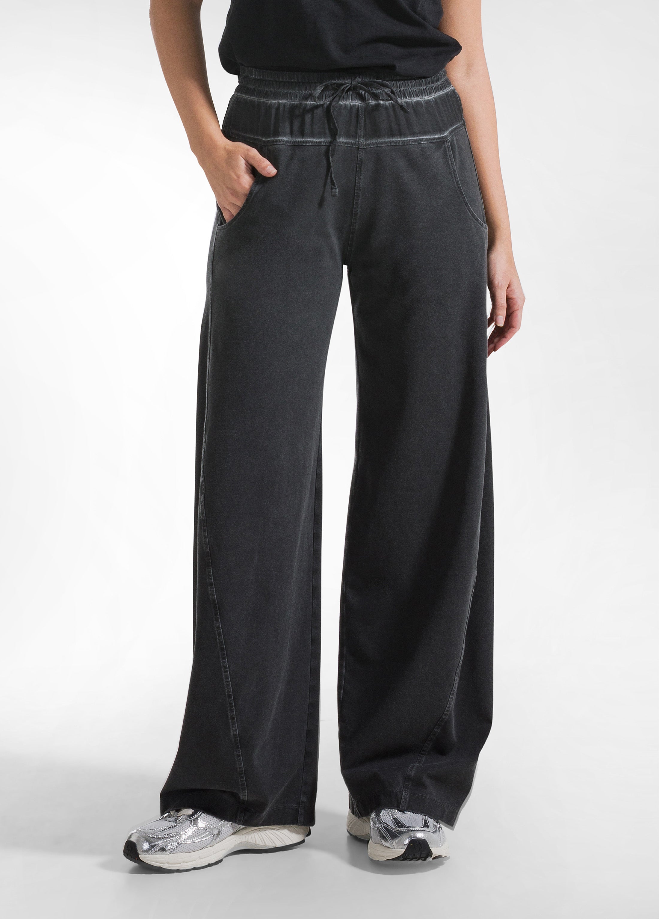 deha-tuta-felpa-e-pantalone-vita-bassa-dettagli-satinati-nero-set-donna image 6