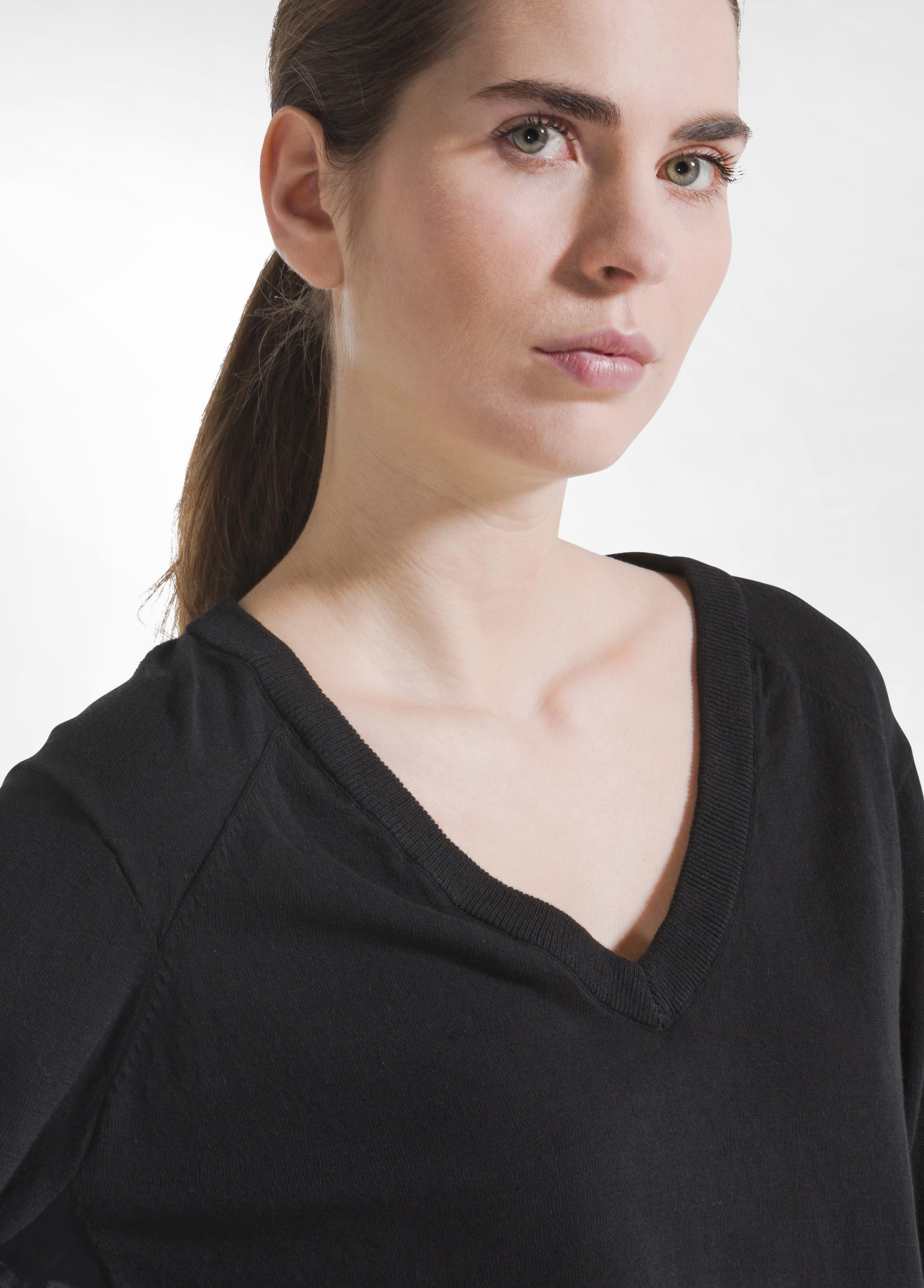 deha-maglia-in-seta-con-scollo-a-v-nero-maglia-donna-elegante image 3