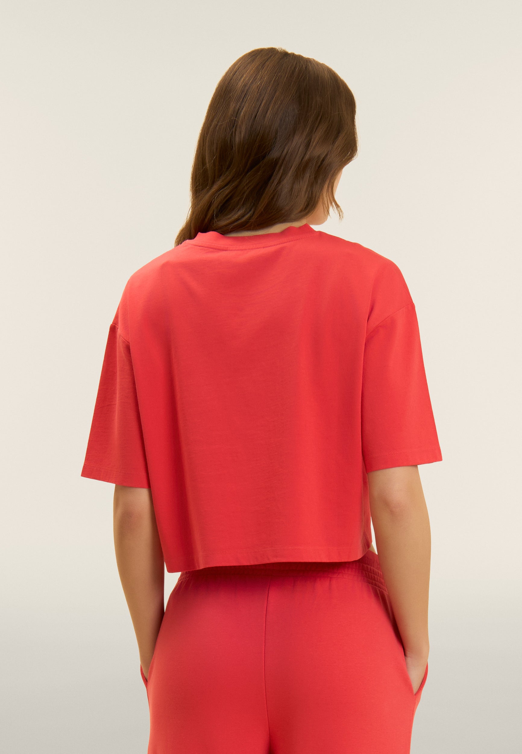 freddy-t-shirt-cropped-donna-con-grafica-flow-e-borchie image 3