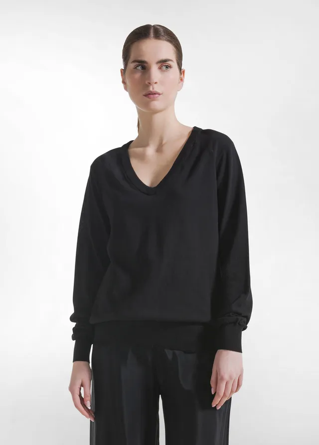 deha-maglia-in-seta-con-scollo-a-v-nero-maglia-donna-elegante image 1