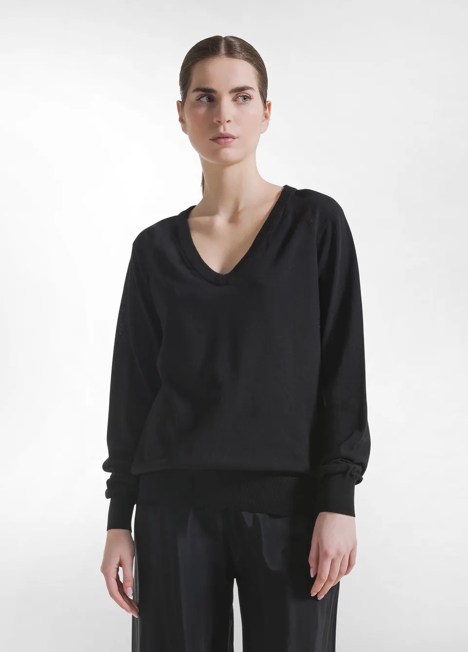deha-maglia-in-seta-con-scollo-a-v-nero-maglia-donna-elegante image 1