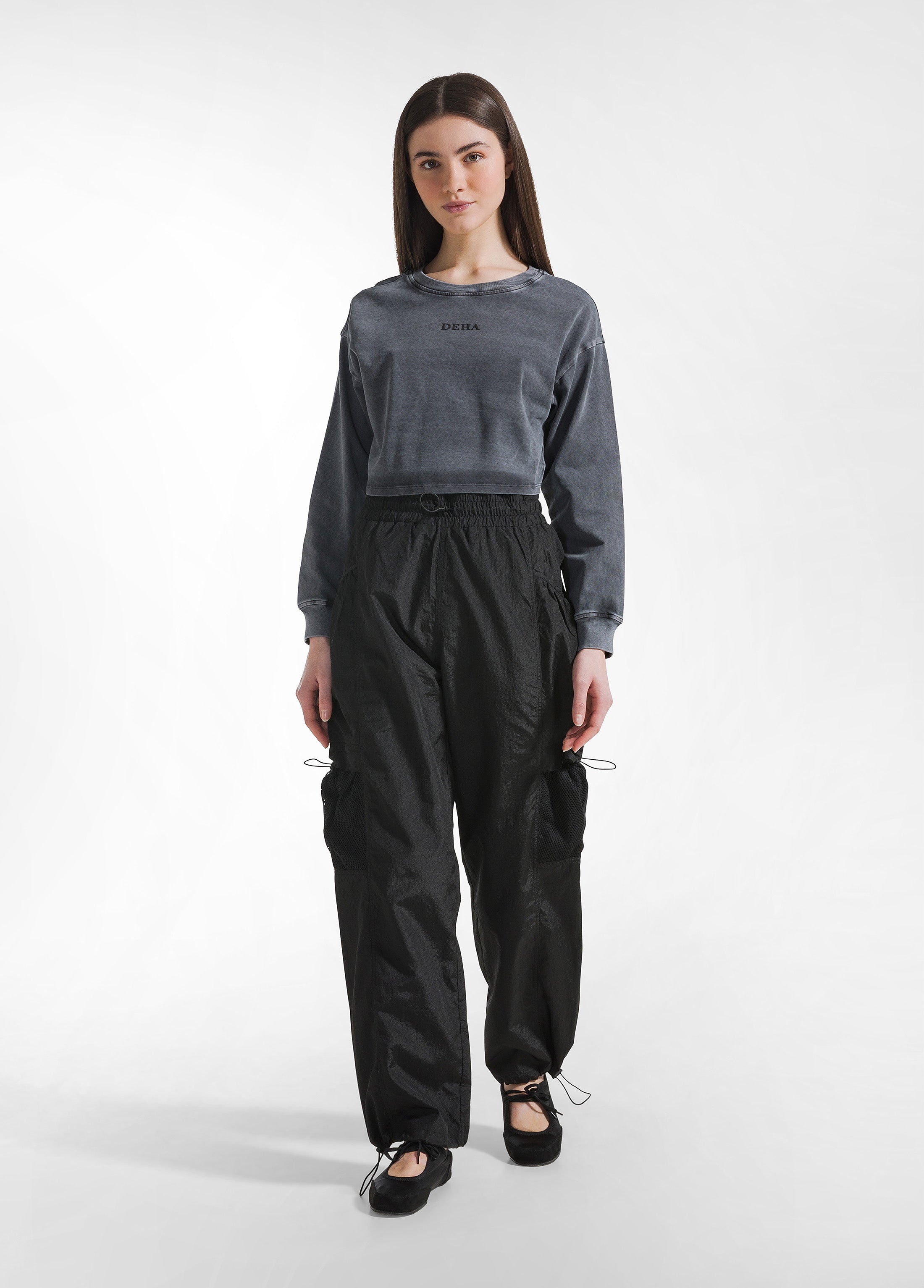 deha-c22036-pantalone-balloon-in-nylon-nero-con-cargo image 1