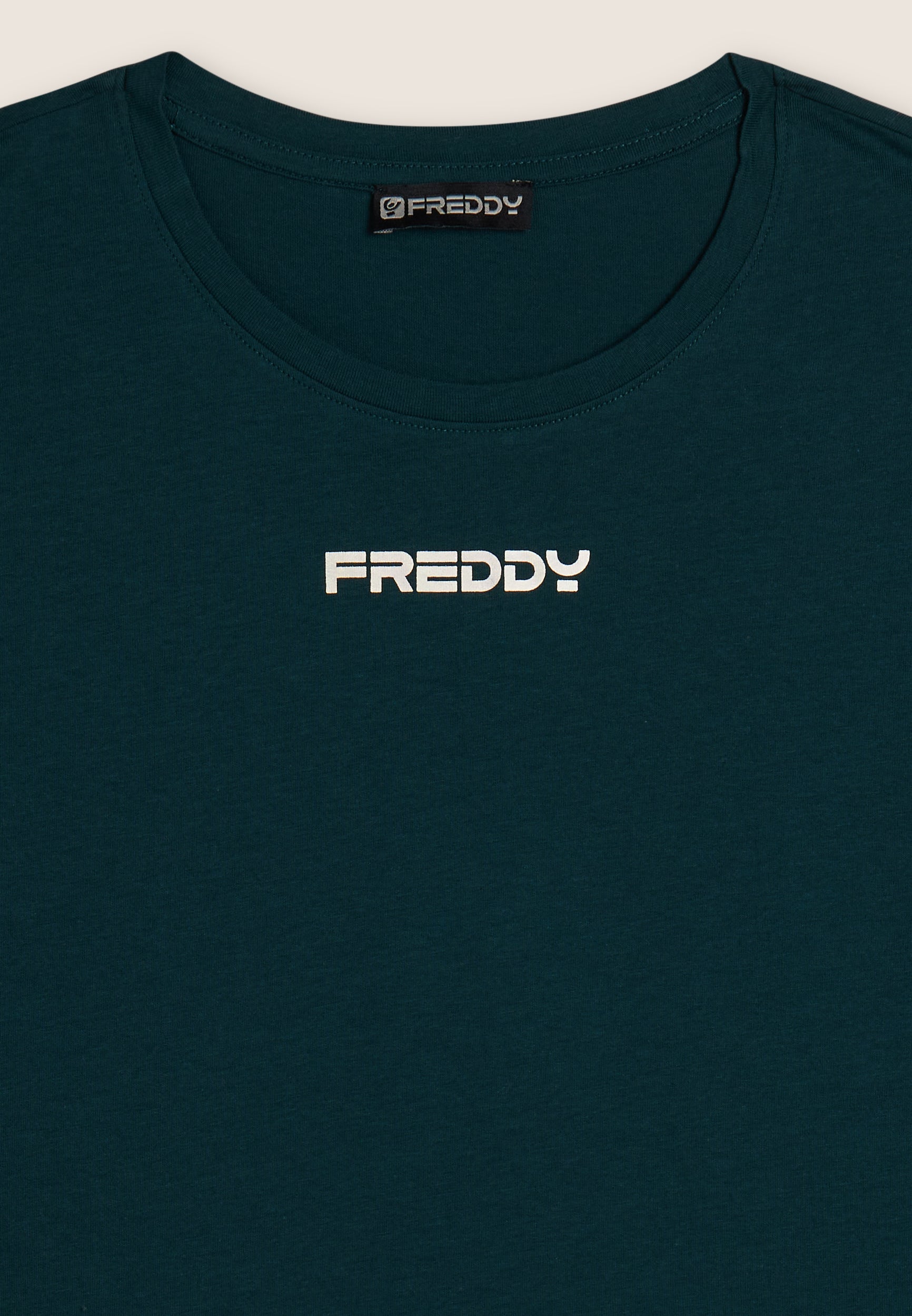 freddy-t-shirt-cropped-donna-con-spacchi-laterali-e-stampa-mov image 6