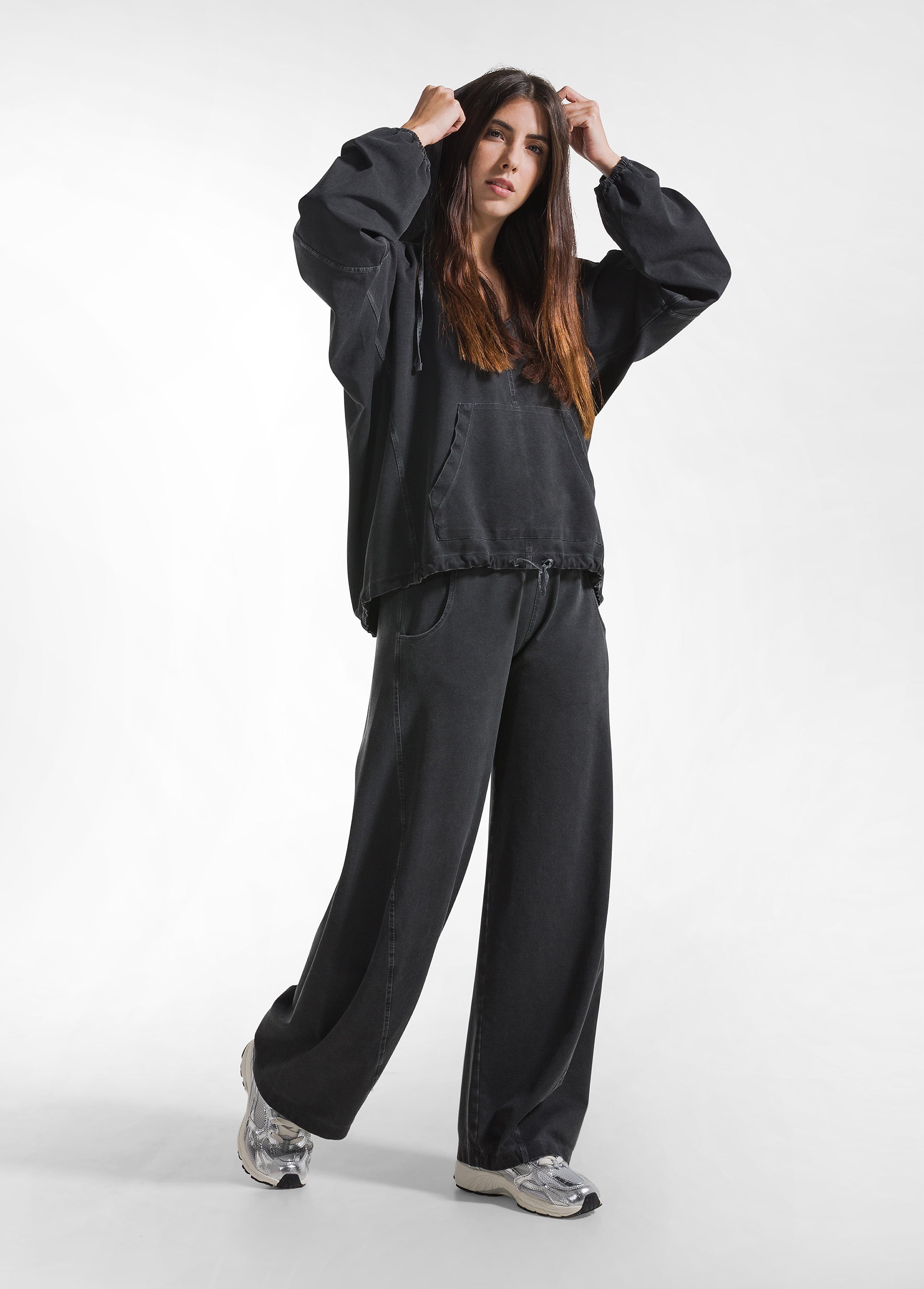 deha-tuta-felpa-e-pantalone-vita-bassa-dettagli-satinati-nero-set-donna image 5