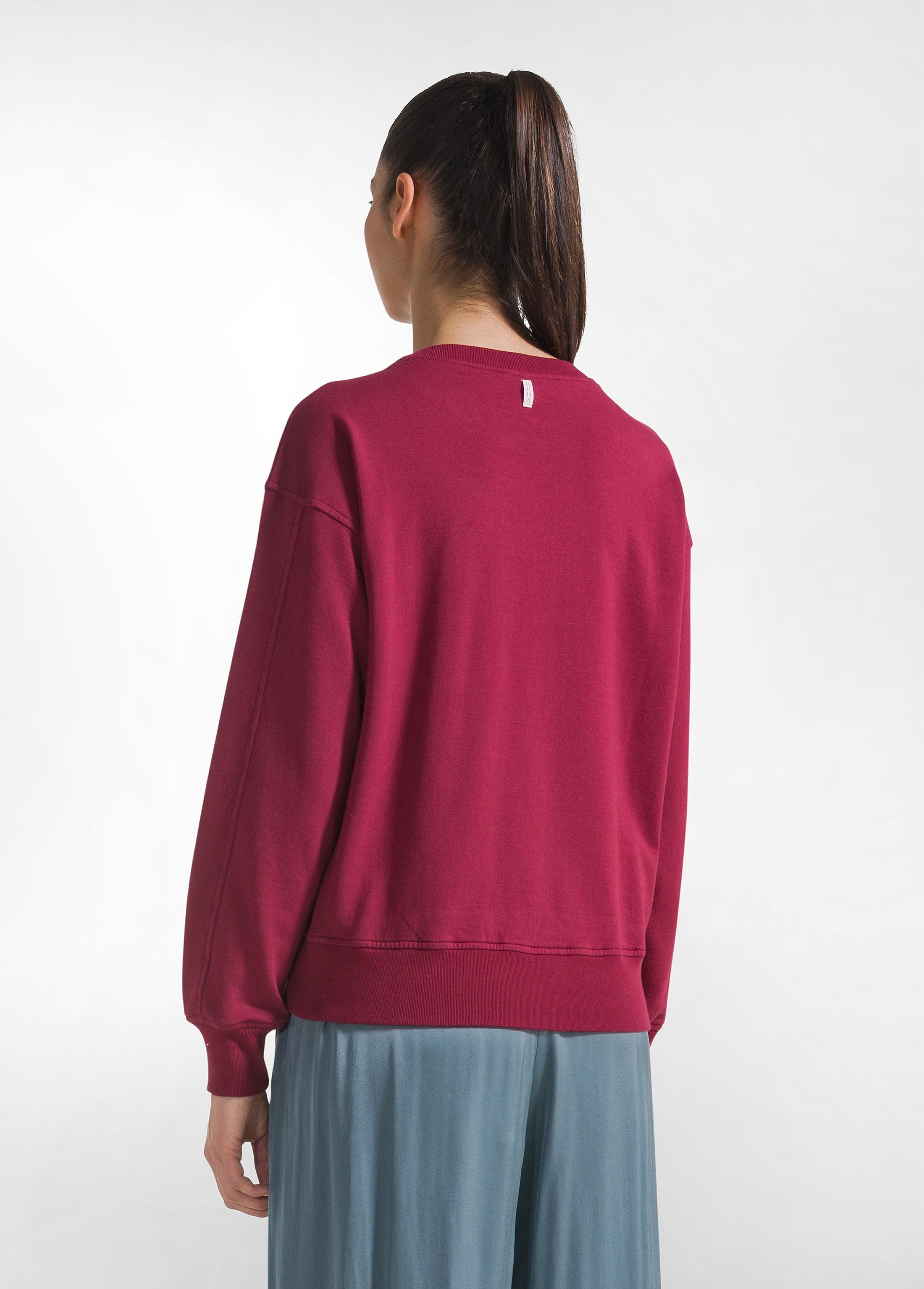 deha-felpa-girocollo-con-stampa-e-borchiette-rosso-donna image 2