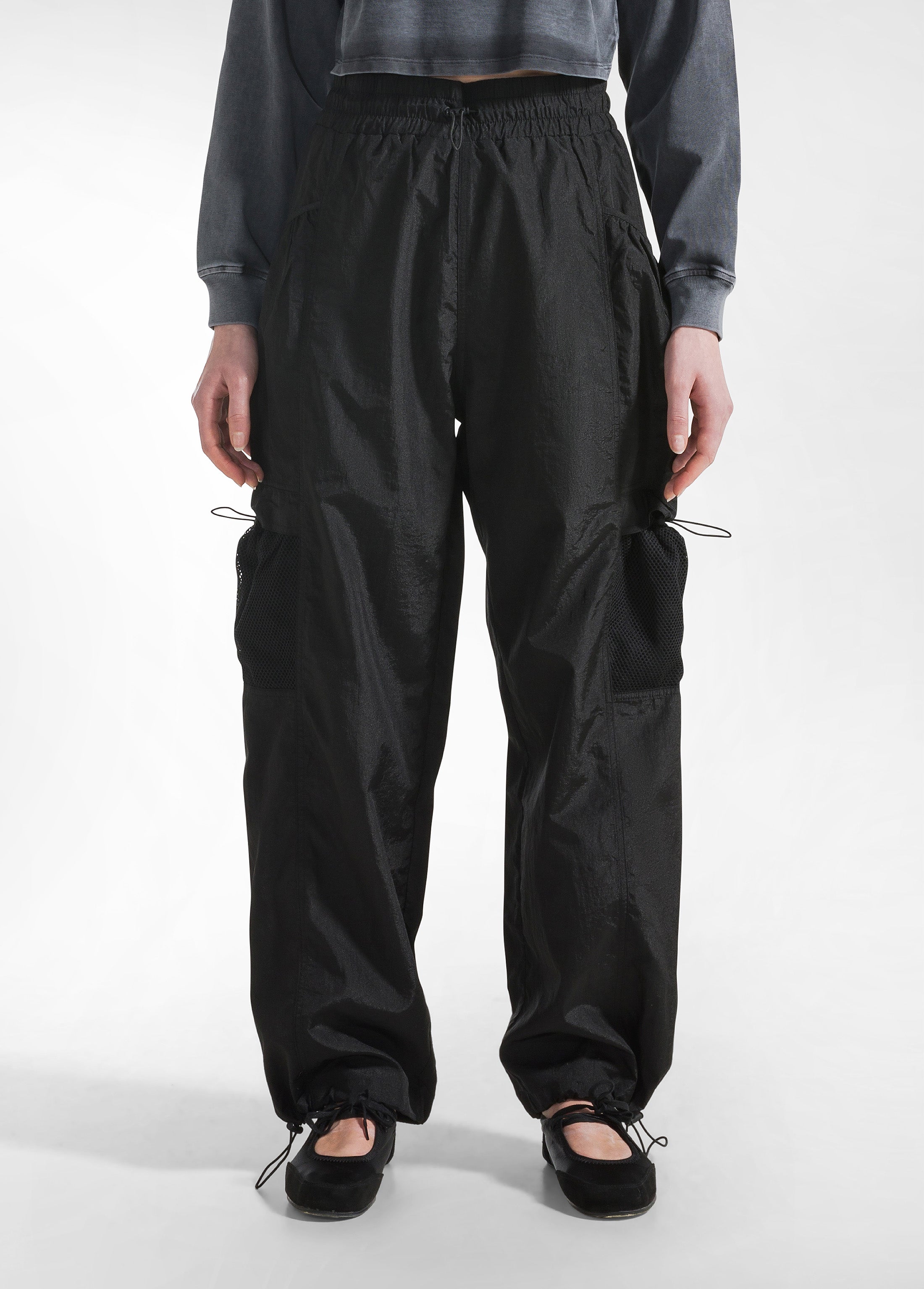 deha-c22036-pantalone-balloon-in-nylon-nero-con-cargo image 2