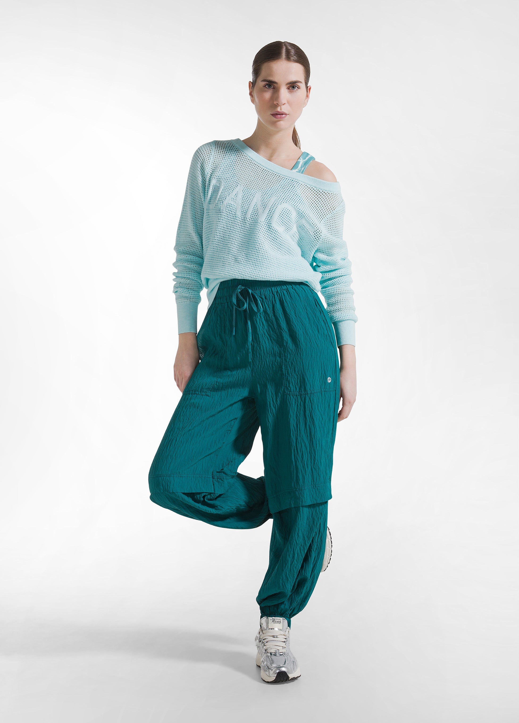 deha-d42205-jogger-ampi-in-viscosa-crinkle-verde image 1