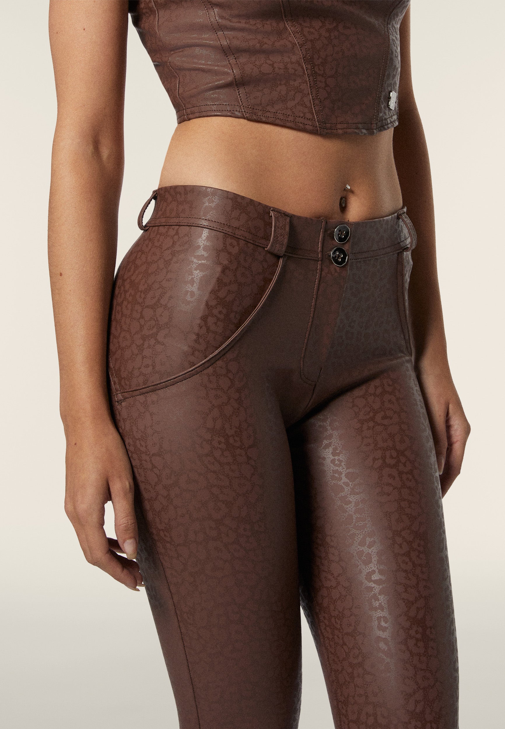 freddy-wr-up-vita-regular-similpelle-stampa-leopardata-pantaloni-push-up-donna image 6
