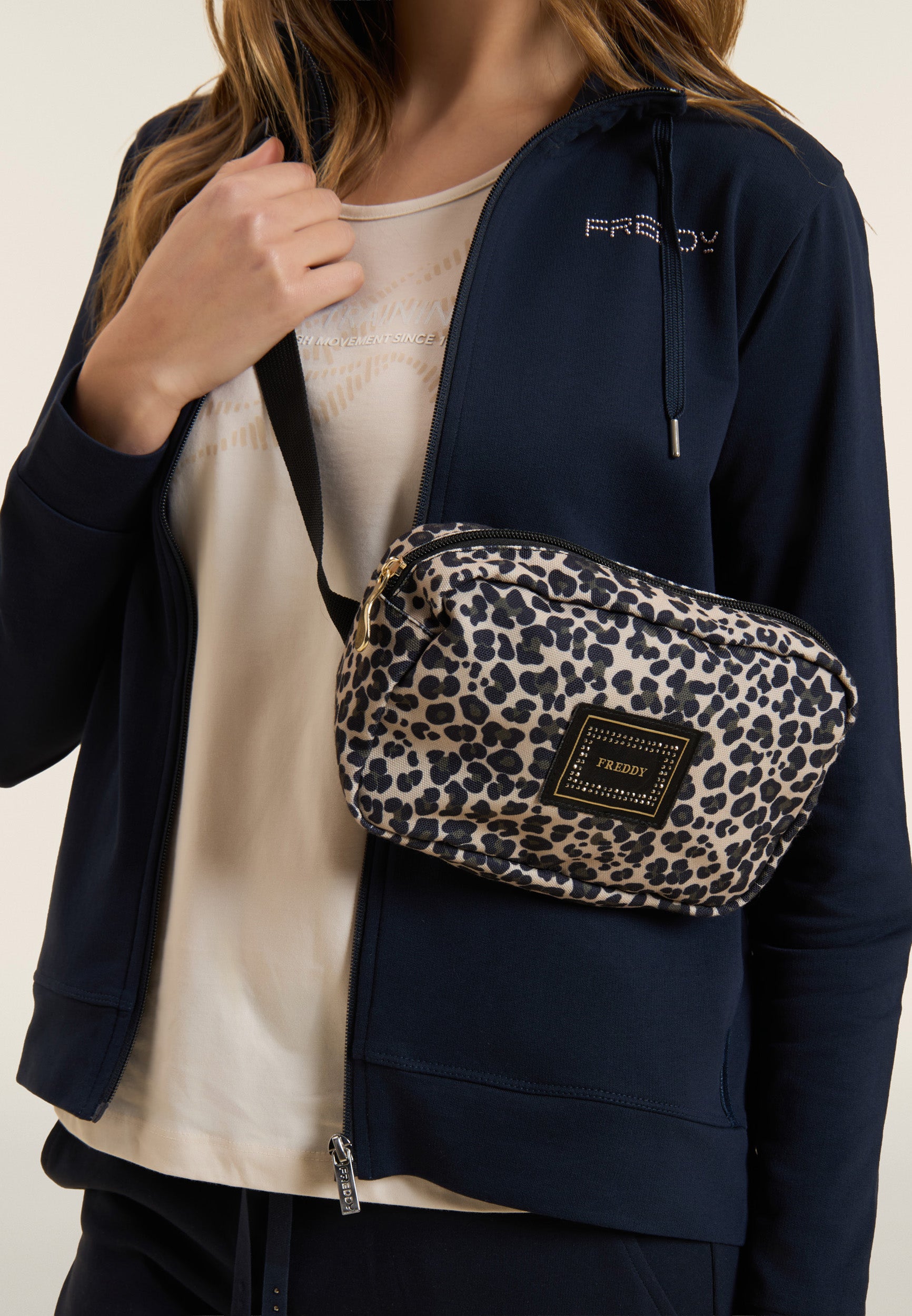 freddy-borsa-marsupio-in-canvas-fantasia-animalier-con-tracolla-regolabile image 2