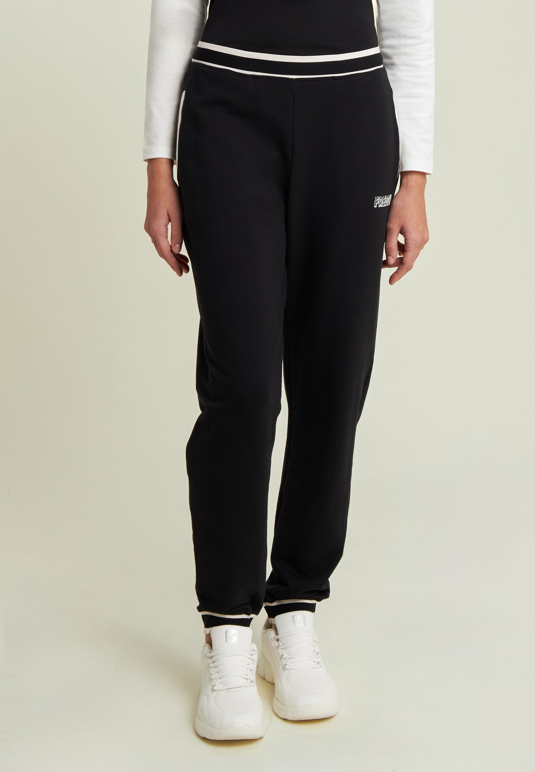 freddy-pantaloni-regular-in-felpa-nera-con-righe-bianche image 1
