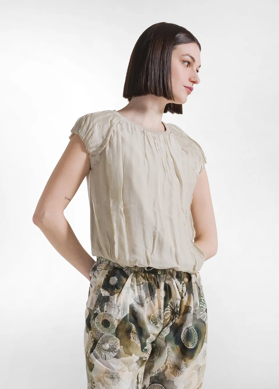deha-top-in-cotone-leggero-con-strati-in-seta-beige image 1