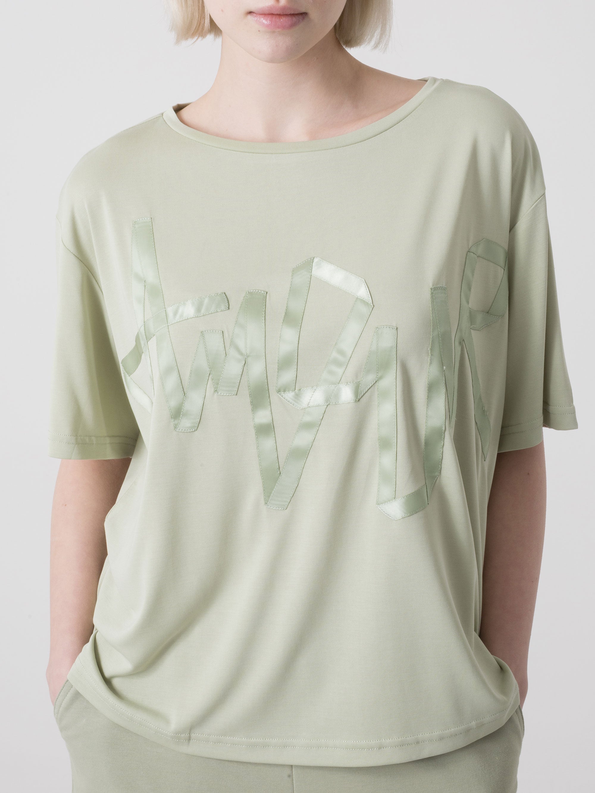 dimensione-danza-t-shirt-donna-in-viscosa-scollo-a-barca-con-logo-raso-frontale image 4