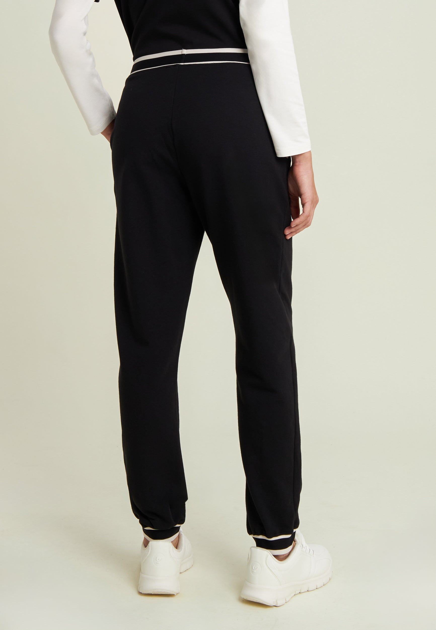 freddy-pantaloni-regular-in-felpa-nera-con-righe-bianche image 3