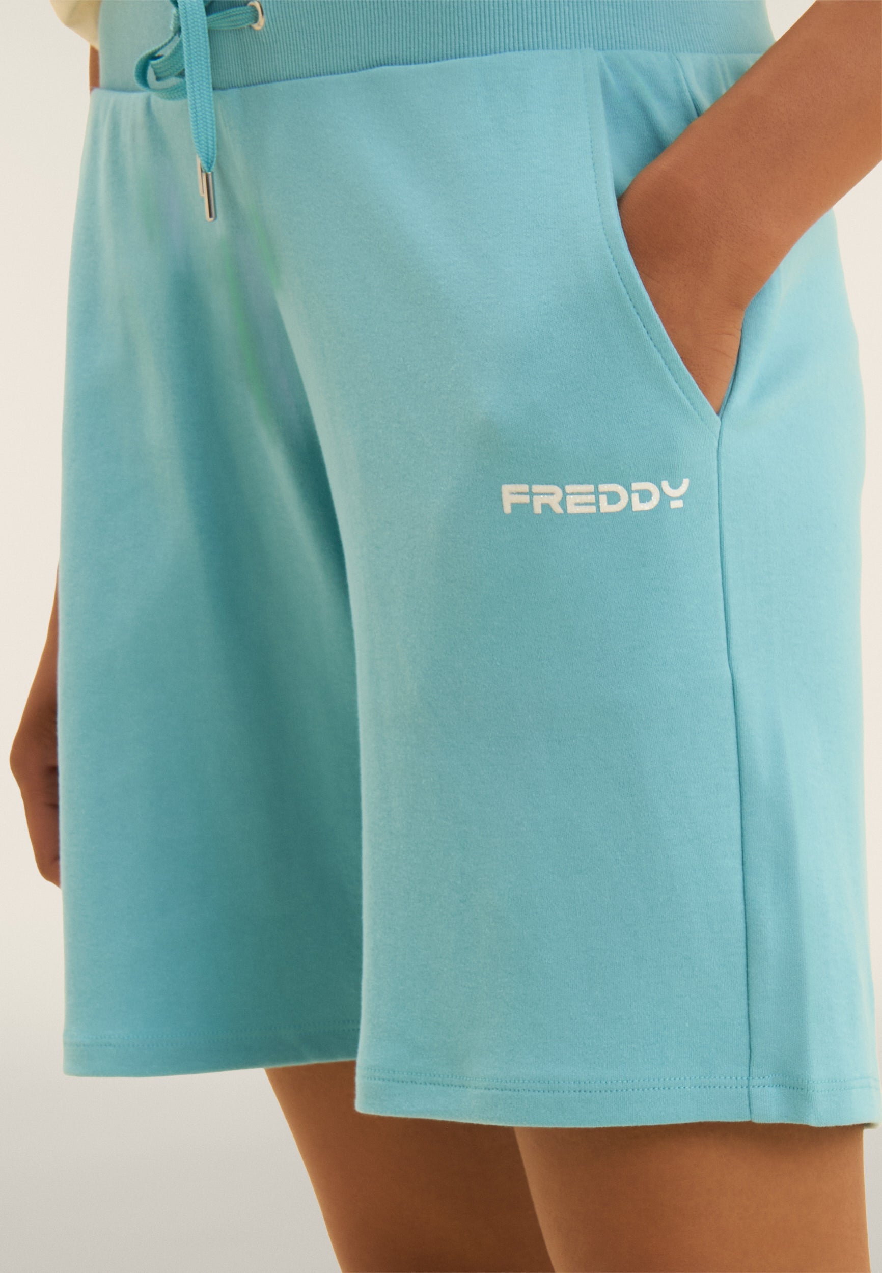 freddy-pantaloni-corti-donna-con-logo-glitter image 4