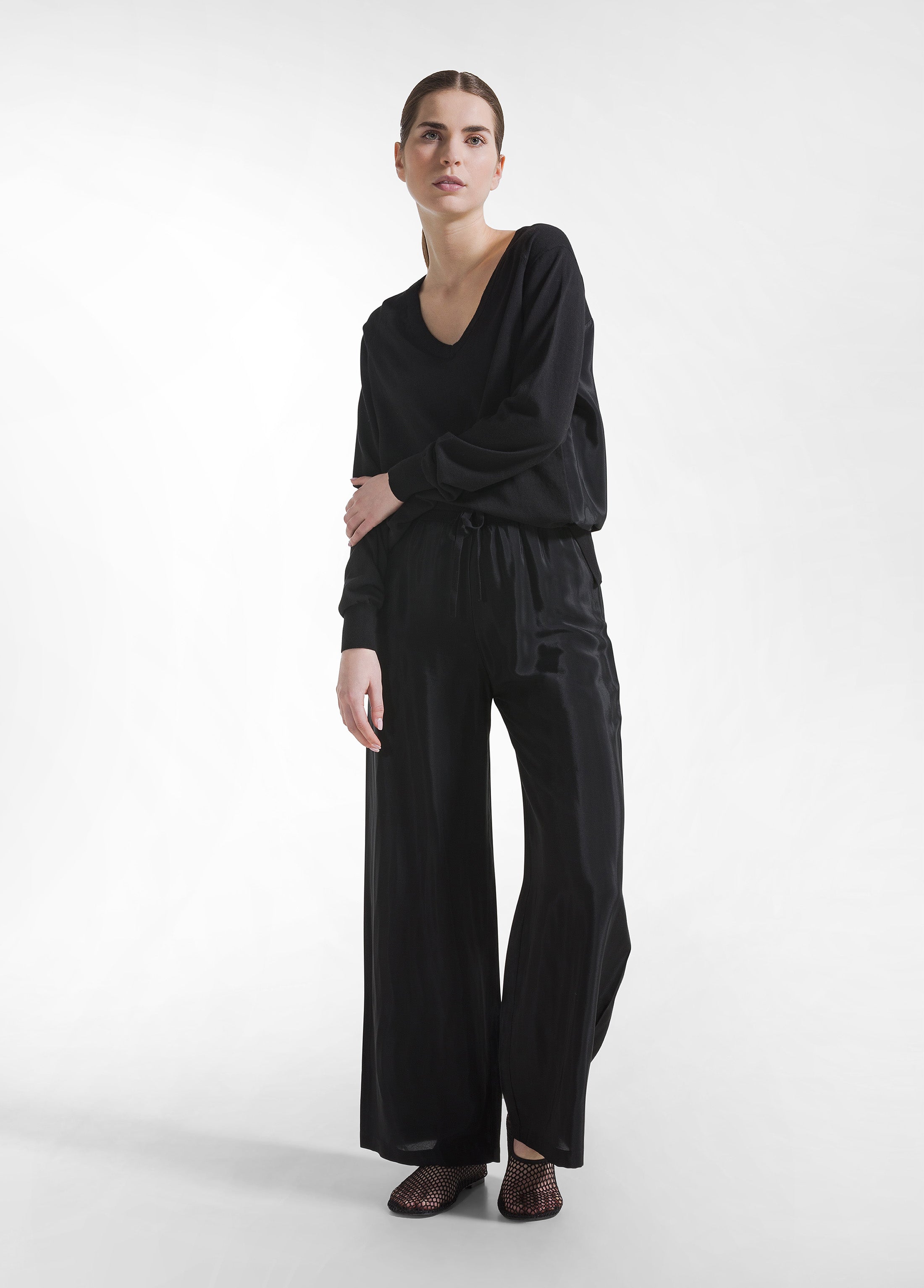deha-maglia-in-seta-con-scollo-a-v-nero-maglia-donna-elegante image 4