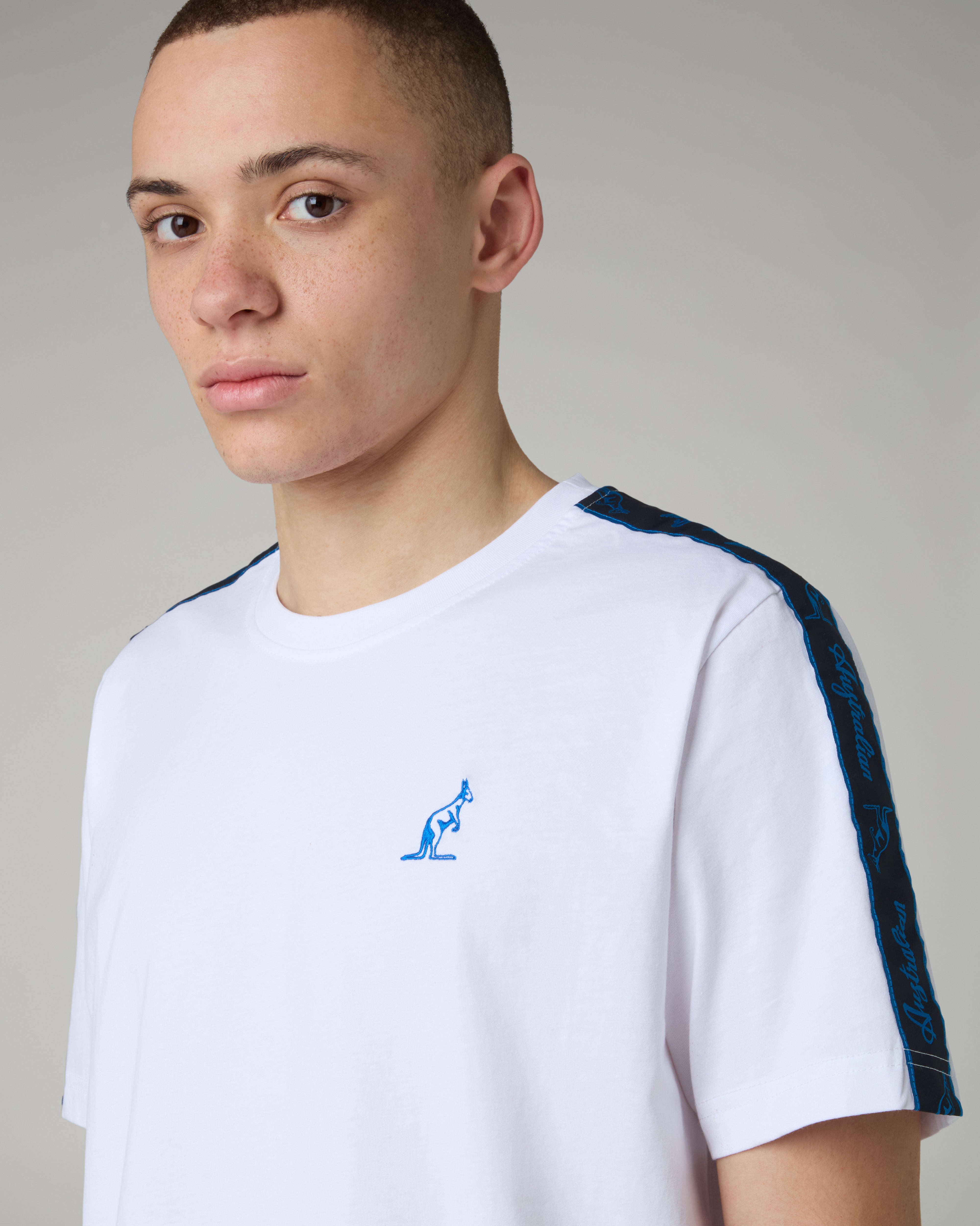 australian-blue-tape-t-shirt-maglia-cotone-bianco-banda-spalle image 4