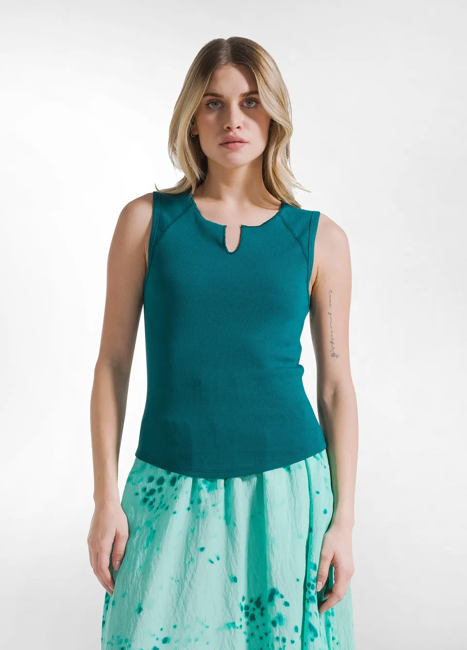 deha-canotta-a-costine-verde-top-cotone-essentials image 1