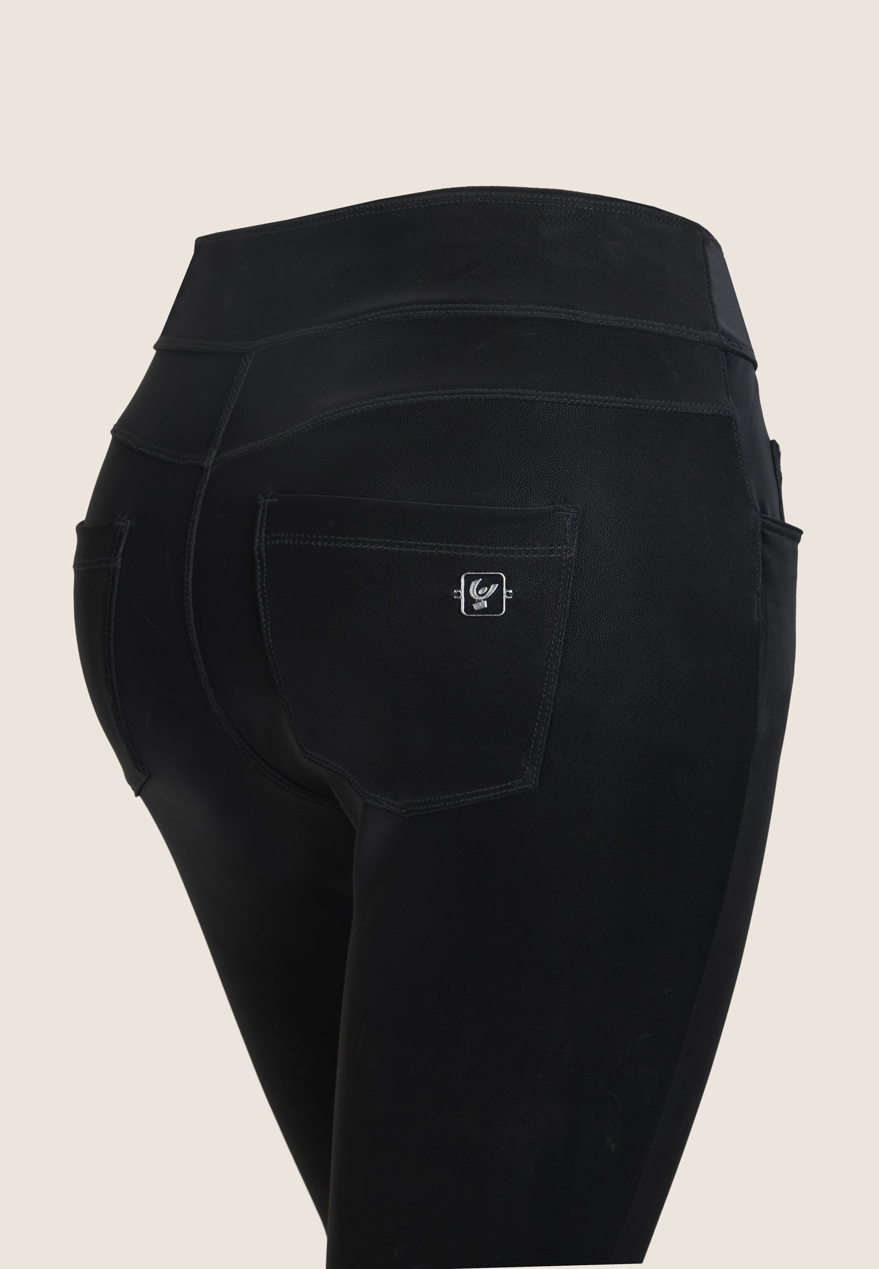 freddy-pantaloni-n-o-w-skinny-vita-media-in-similpelle-lucida-bianca image 3