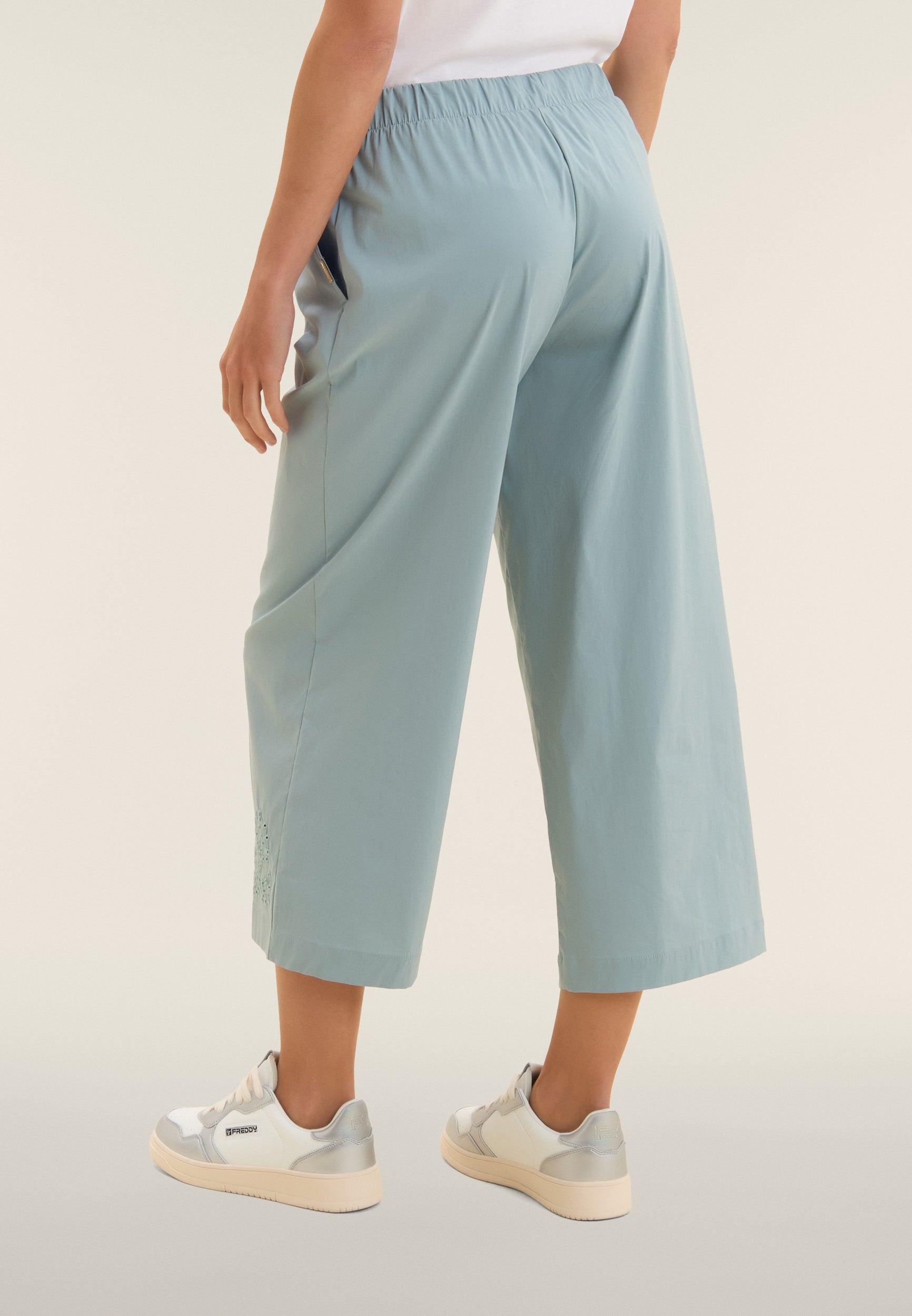 freddy-pantaloni-cropped-wide-leg-con-ricamo-floreale-sangallo image 3