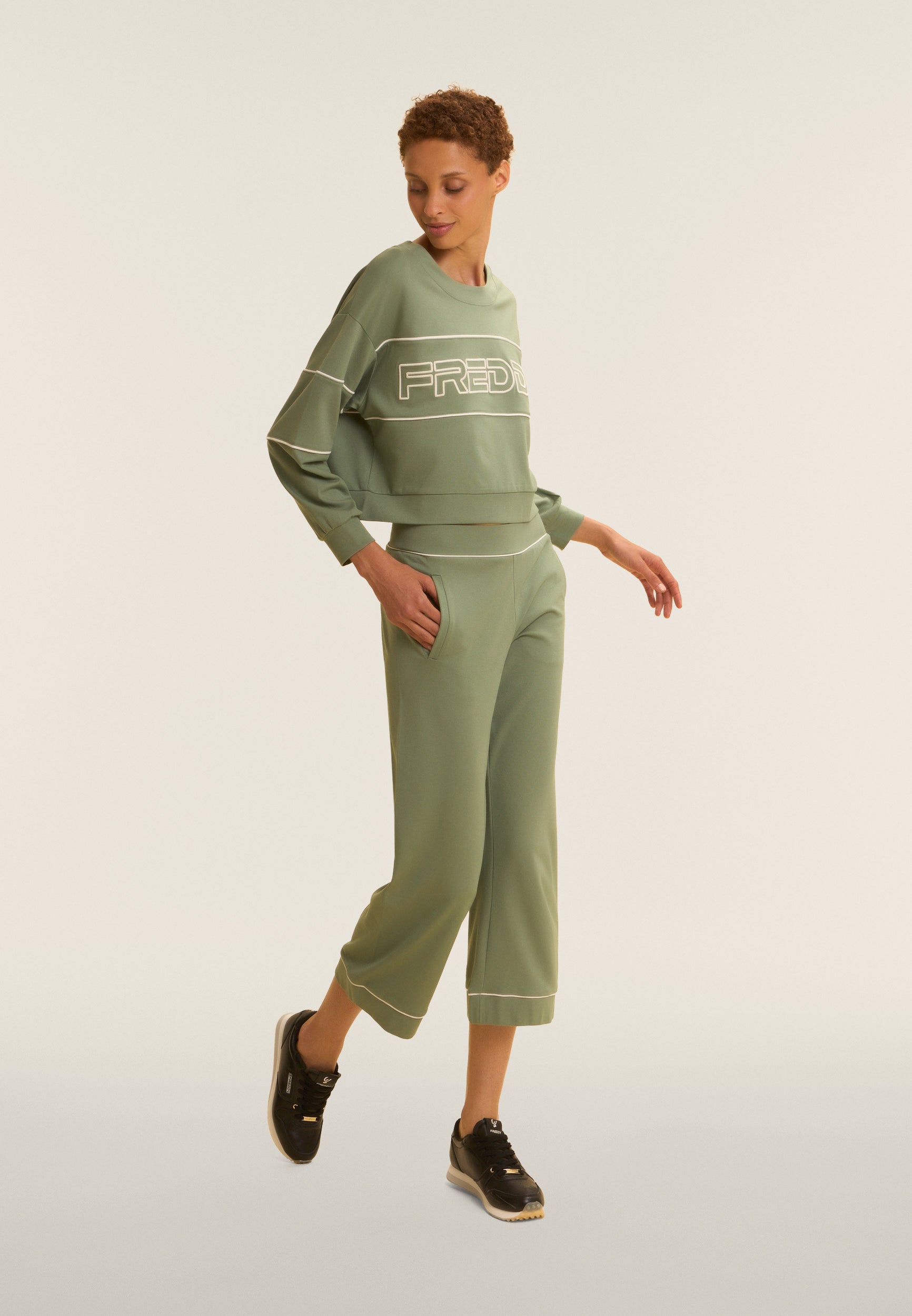 freddy-pantaloni-sportivi-wide-leg-cropped-in-interlock-stretch-con-piping image 2