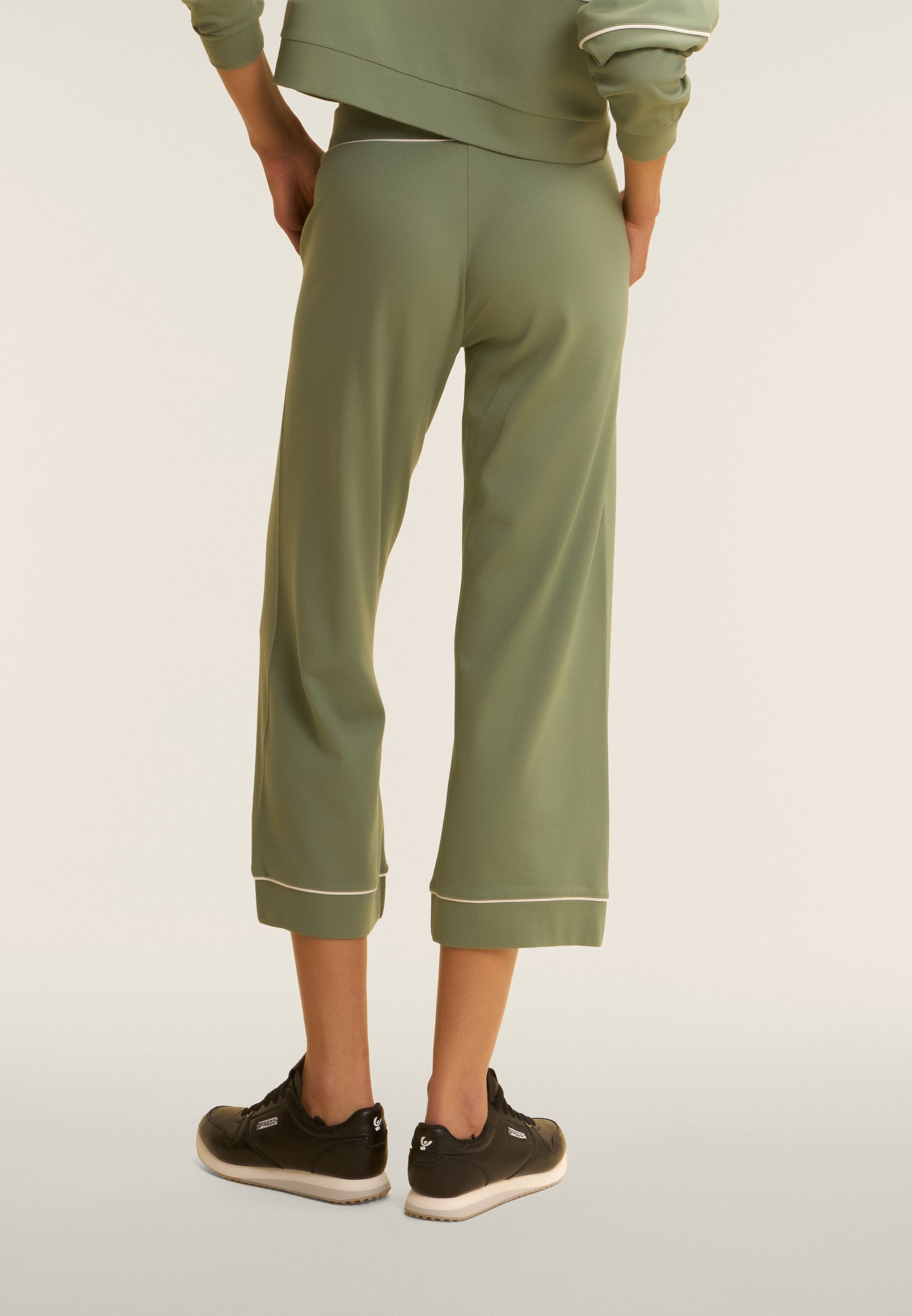 freddy-pantaloni-sportivi-wide-leg-cropped-in-interlock-stretch-con-piping image 3