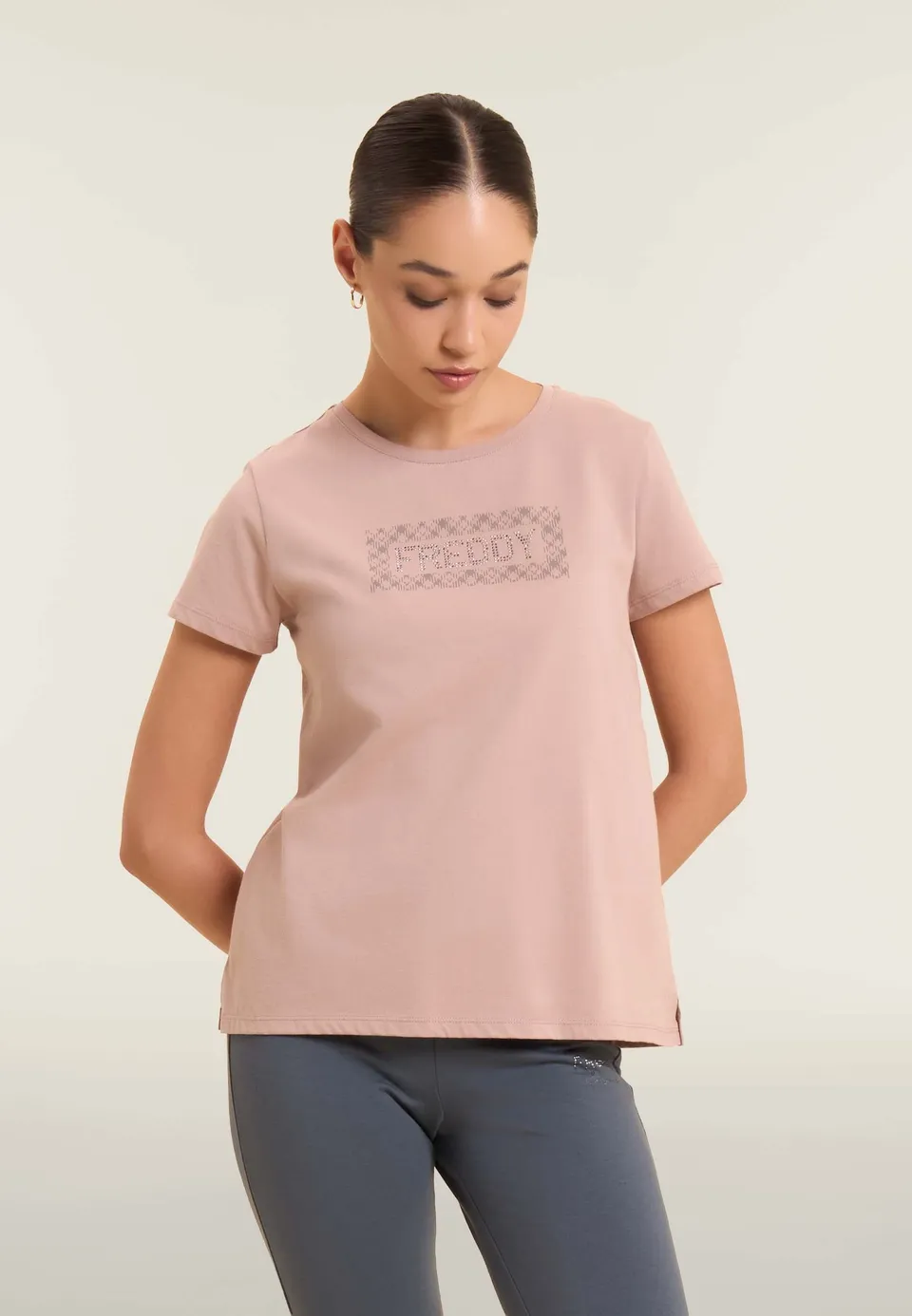 freddy-wr-up-t-shirt-regular-logo-con-grafica-geometrica-e-borchie image 1