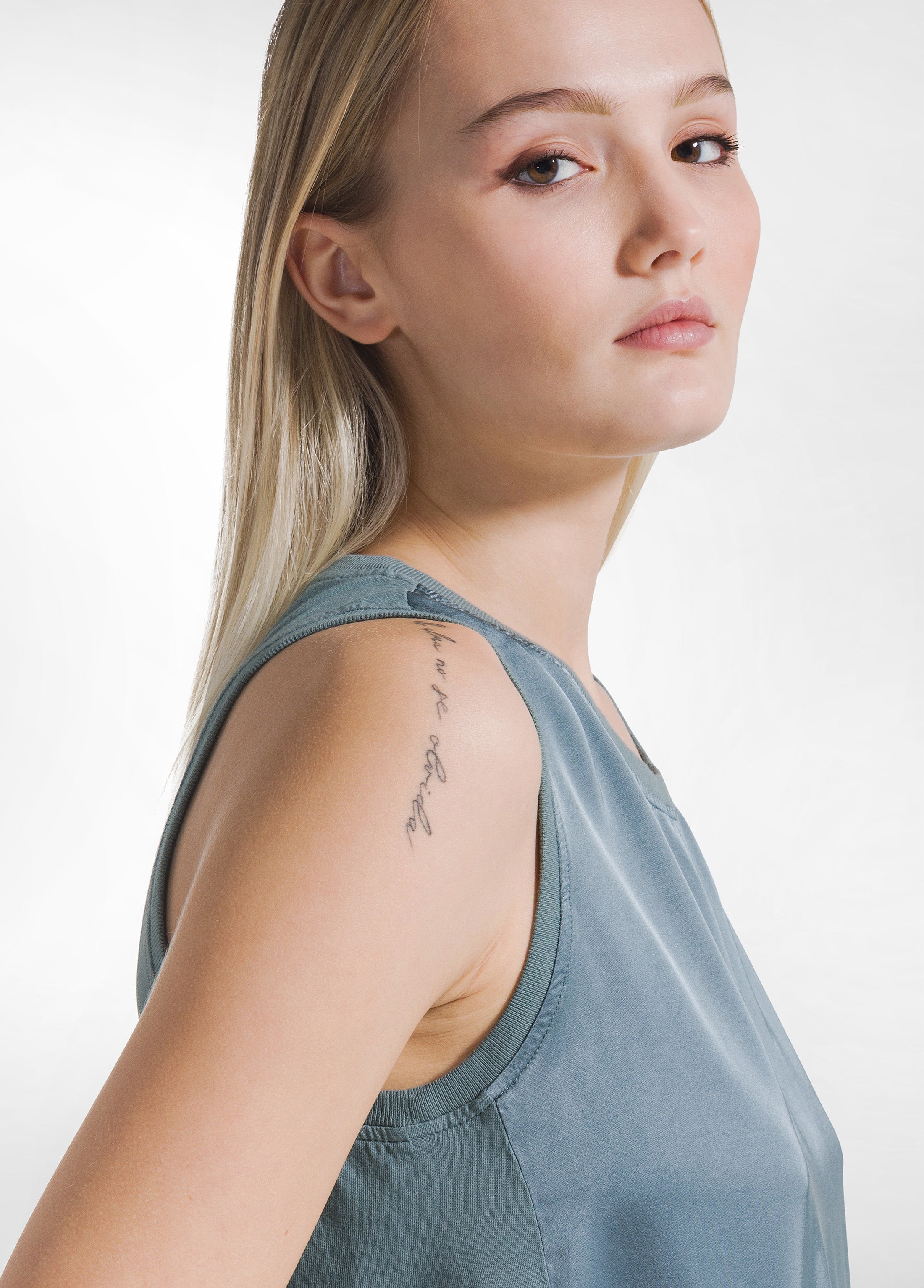 deha-top-in-satin-con-dettaglio-arricciato-verde-d42460-top-elegante-viscosa image 3
