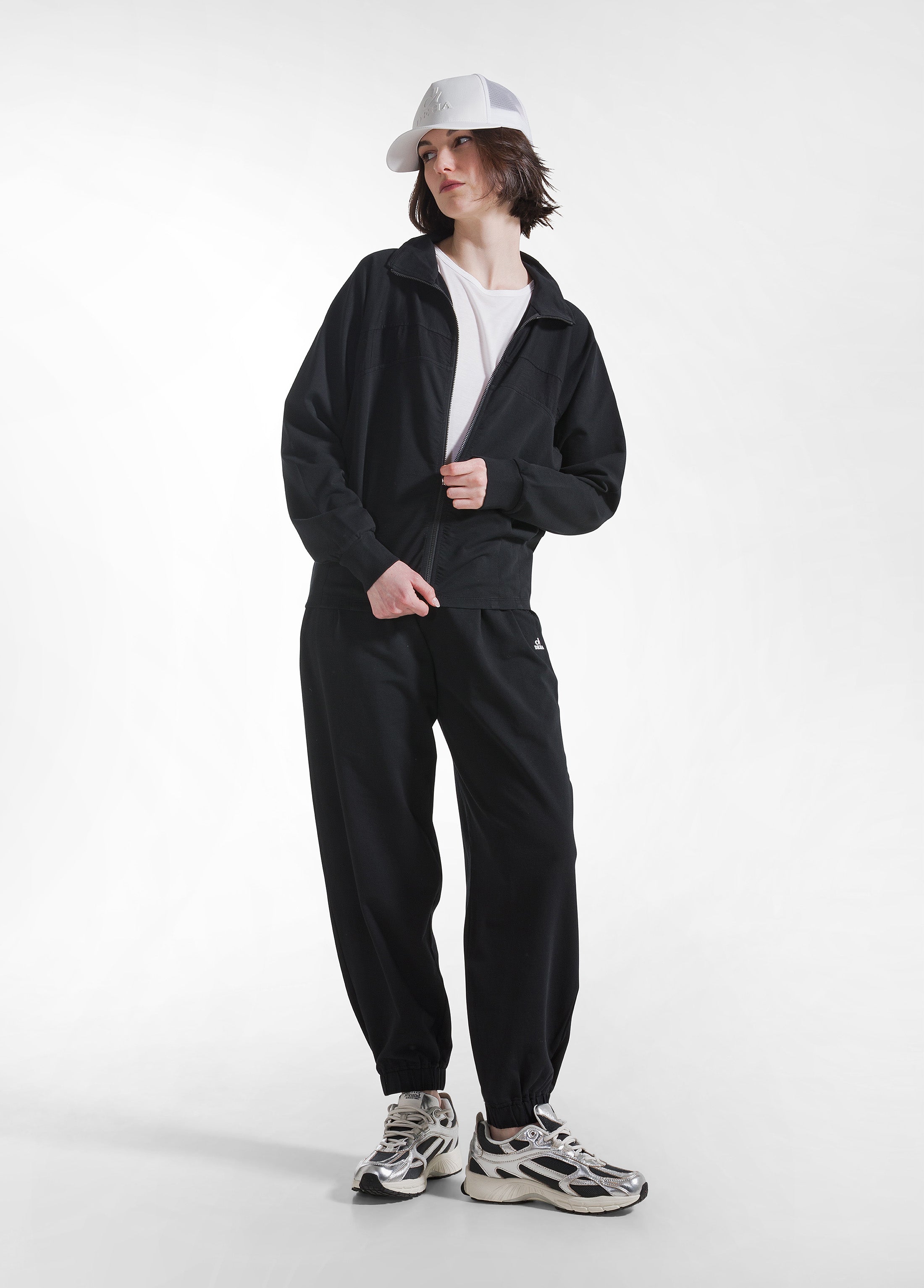 deha-d42230-felpa-full-zip-nera-con-dettaglio-viscosa-stropicciata image 4