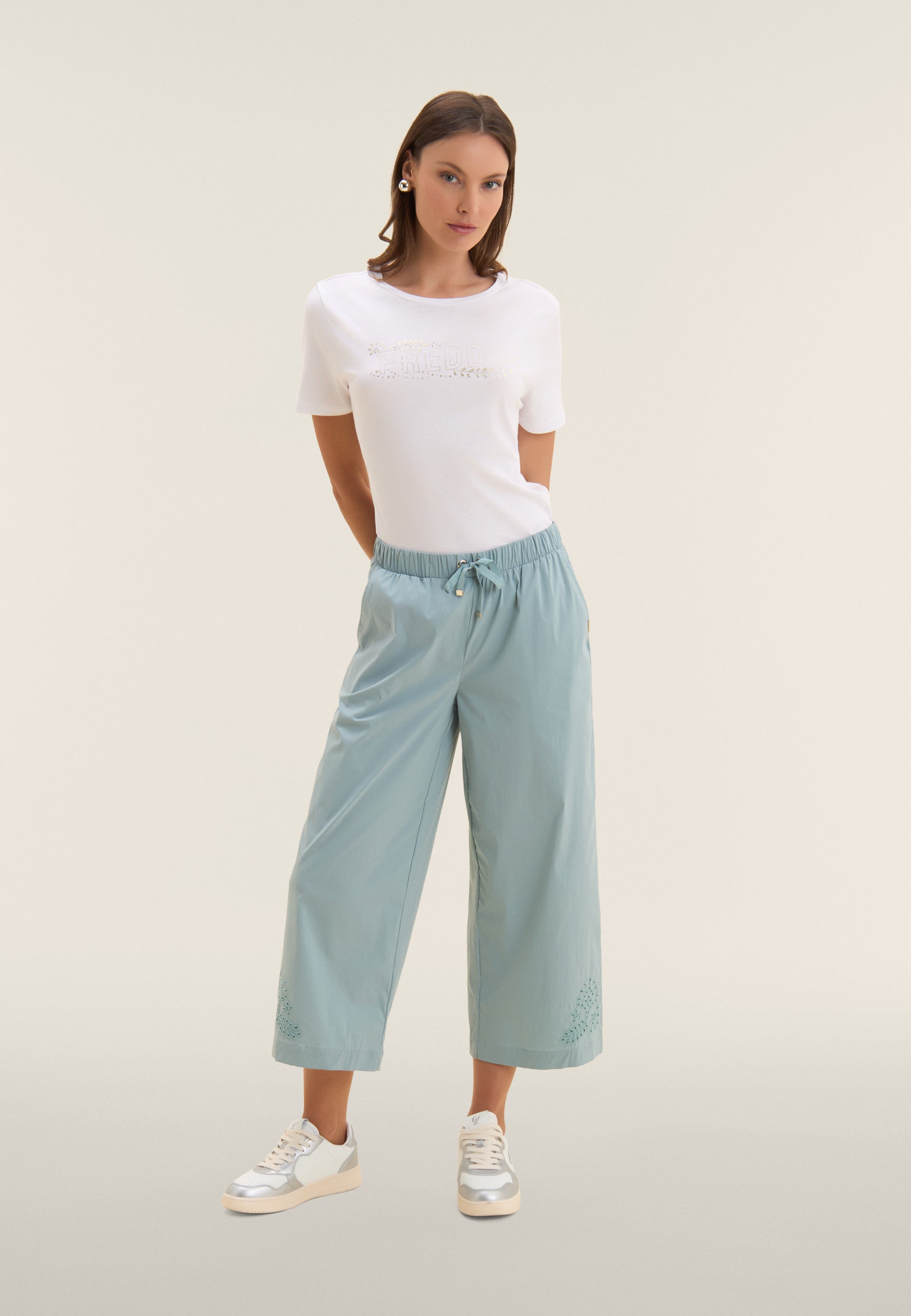freddy-pantaloni-cropped-wide-leg-con-ricamo-floreale-sangallo image 2
