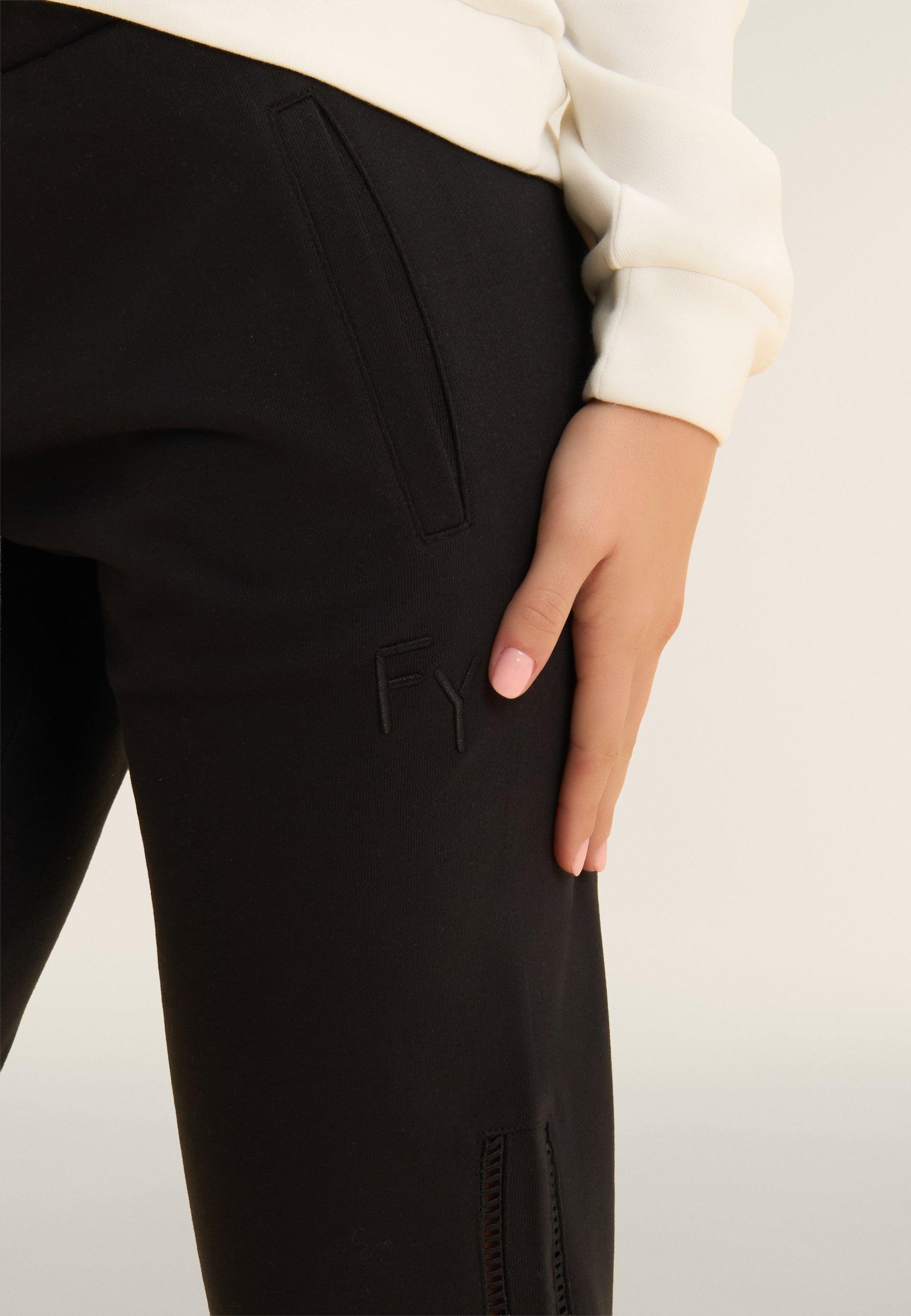 freddy-pantaloni-sportivi-uomo-gamba-dritta-in-french-terry-con-ricamo-traforato image 4