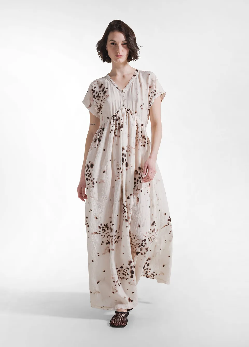 deha-abito-lungo-in-viscosa-crinkle-stampato-beige image 1