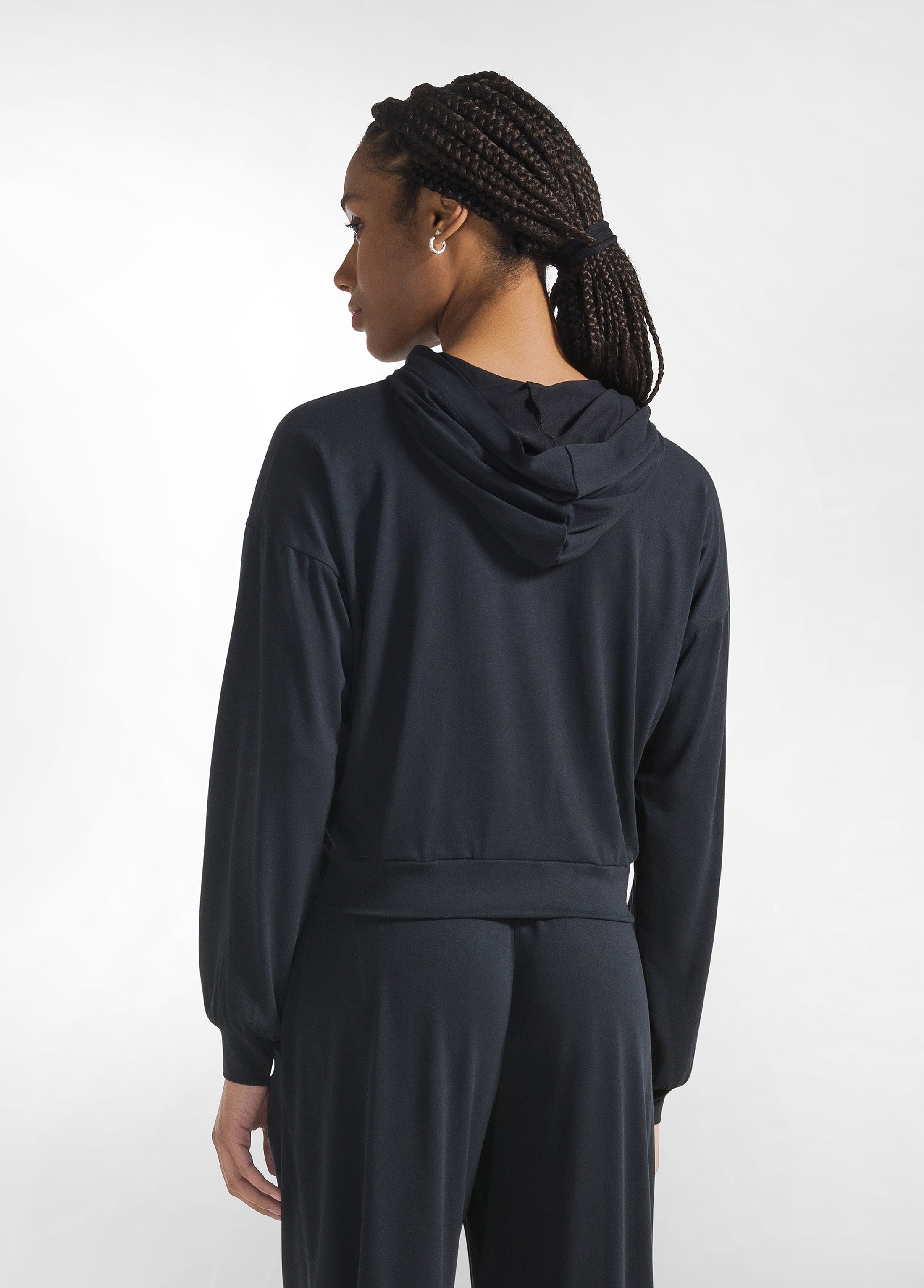 deha-felpa-con-nodo-in-jersey-modal-nero-d22032-felpa-donna-cropped-con-cappucci image 2