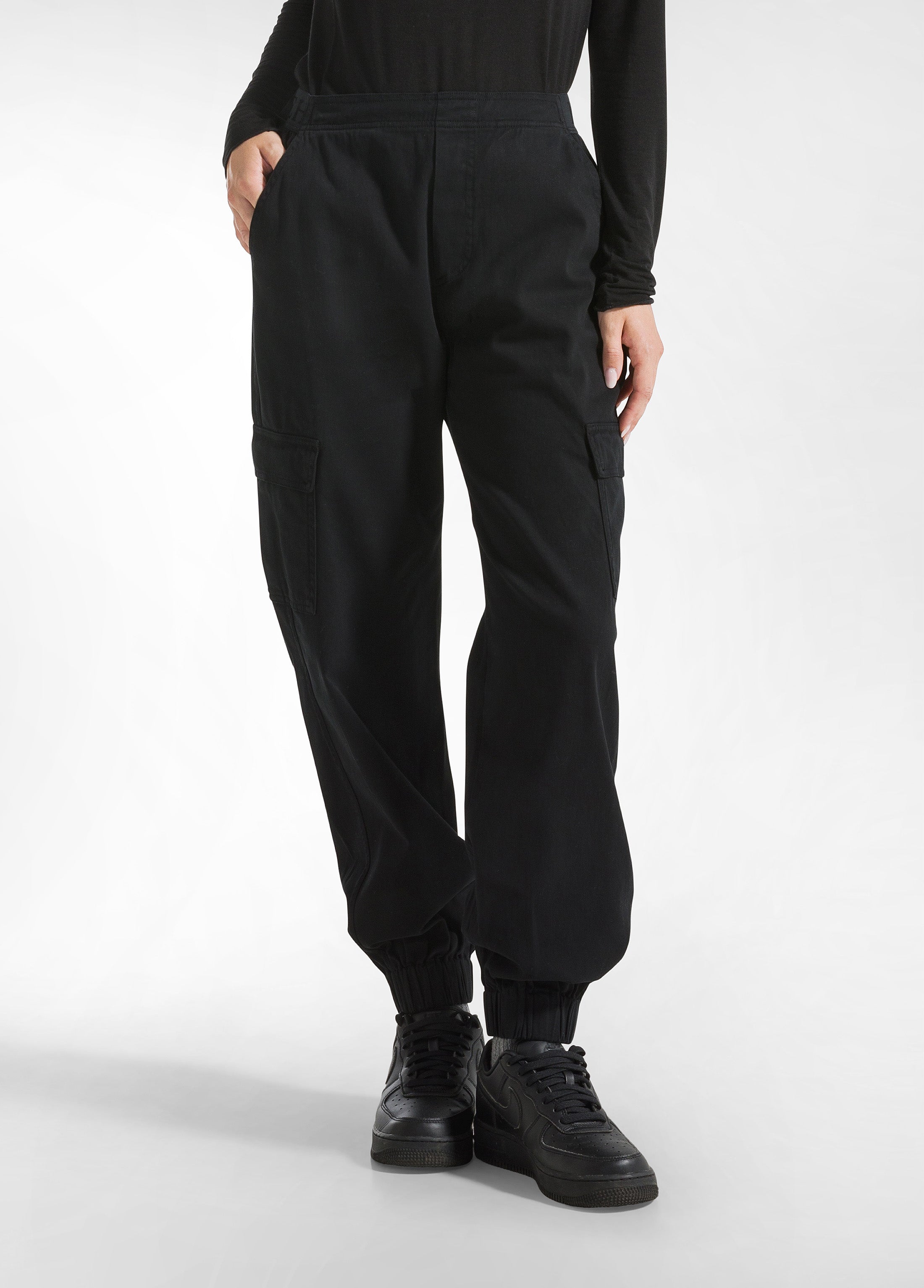 deha-pantaloni-cargo-in-gabardina-nero-a00618 image 1