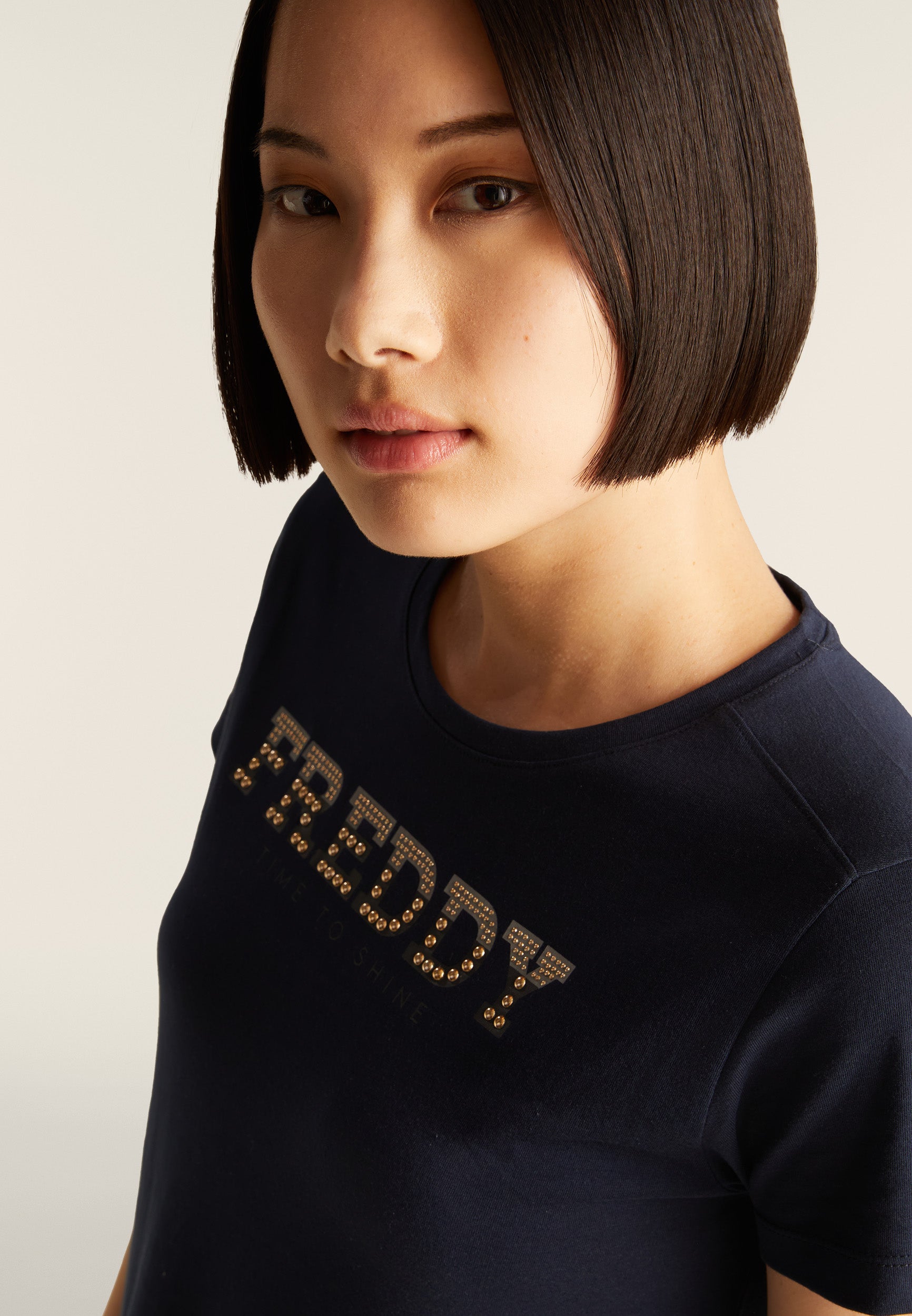 freddy-vestito-in-jersey-con-perline-dorate-e-logo image 4