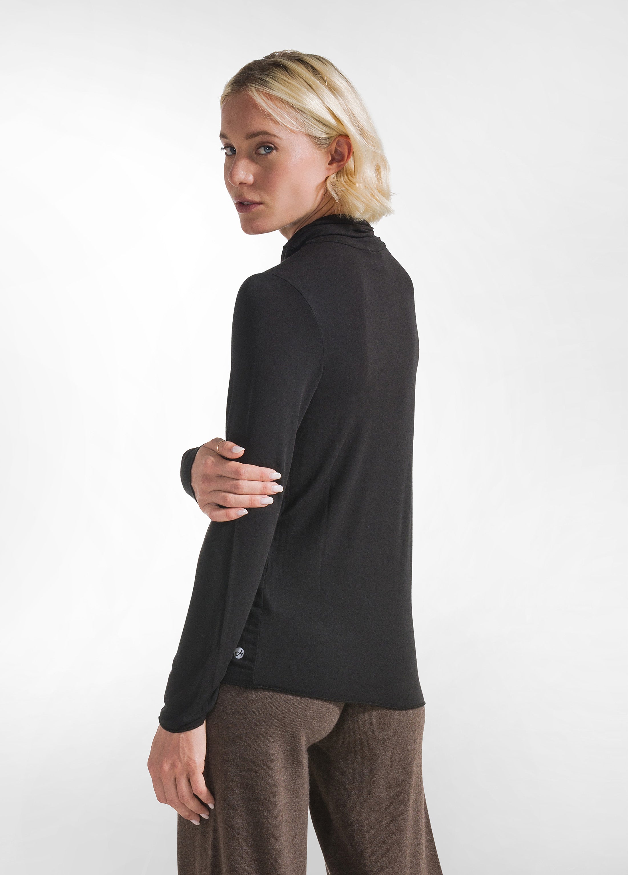 deha-a00761-t-shirt-a-collo-alto-manica-lunga-in-misto-cashmere-nero image 2