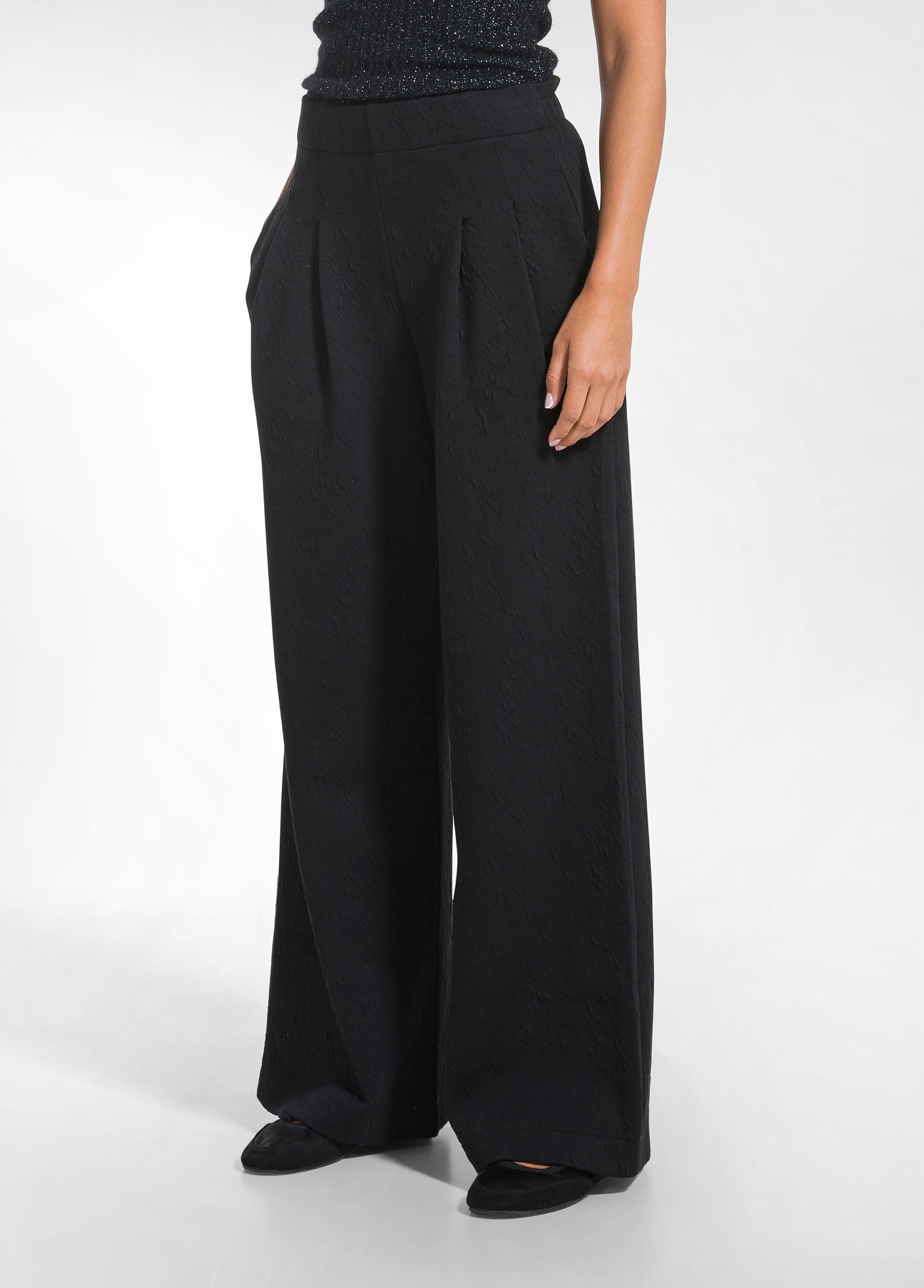 deha-d52526-pantalone-palazzo-matelass-nero-con-pieghe image 2