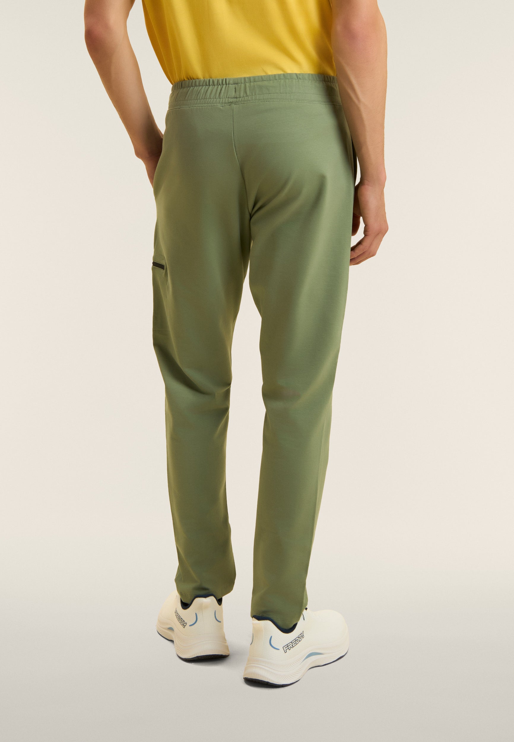 freddy-pantaloni-sportivi-uomo-gamba-dritta-con-tasca-laterale-zip-e-logo image 3