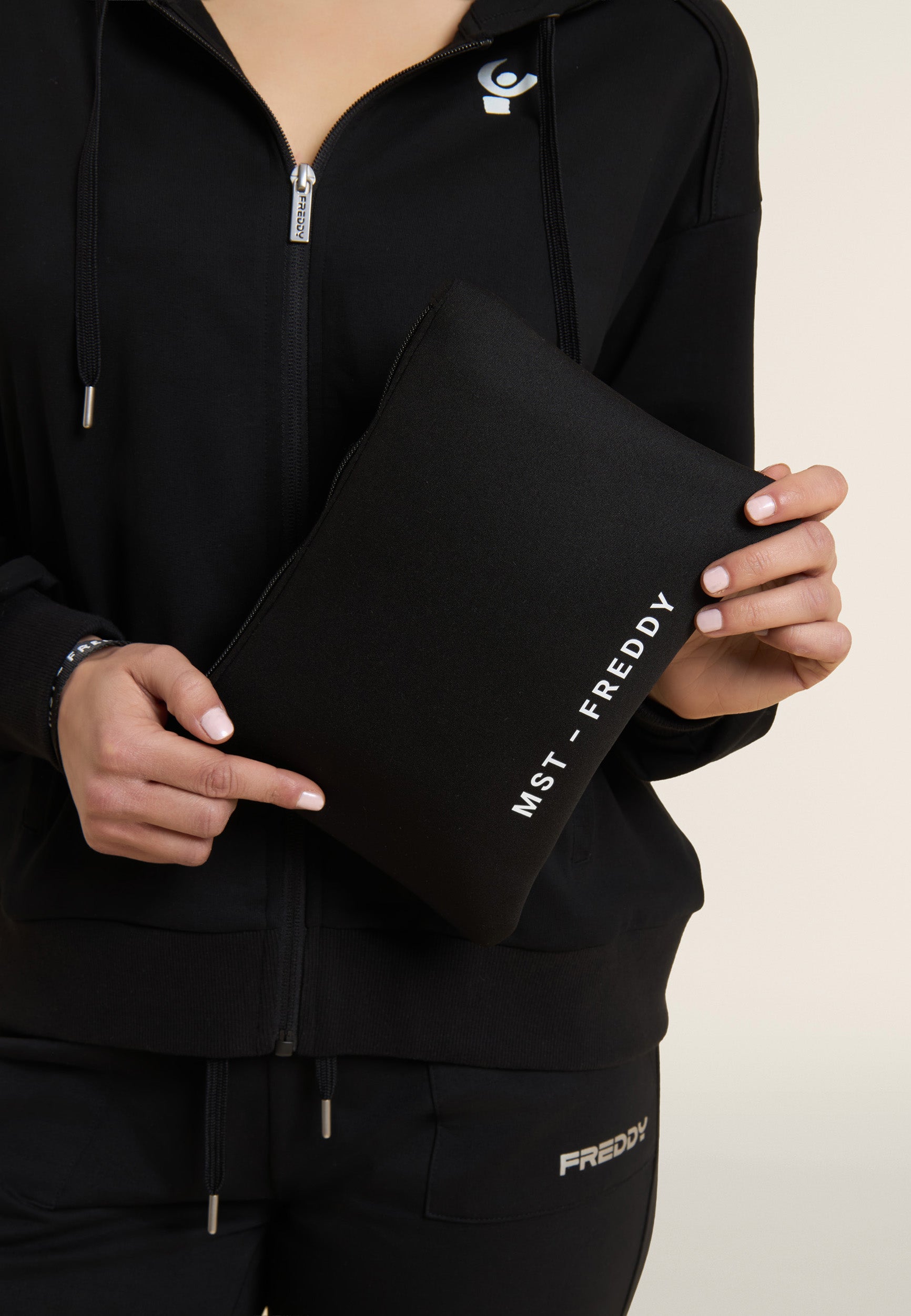 freddy-mst-bustina-in-neoprene-con-zip-e-logo image 2